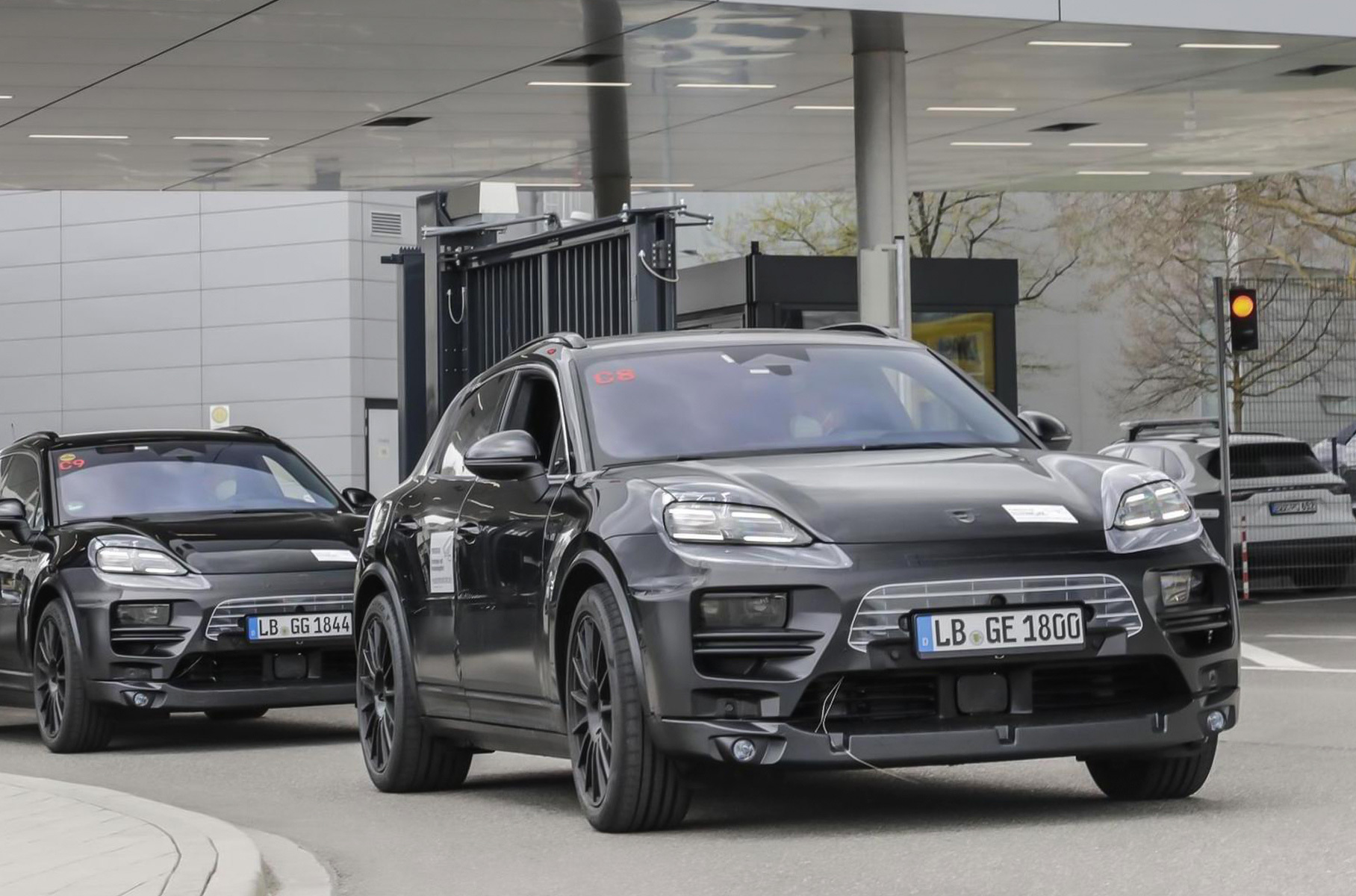 ###  Фирма [переведёт](https://motor.ru/news/e-macan-10-05-2021.htm) свой самый компактный кроссовер на электротягу: новинка выйдет на рынок в следующем году и, возможно, обретёт другое название. Михаэль Штайнер, отвечающий в компании за исследования и разработки, пообещал снабдить грядущий вседорожник фирменными чертами Porsche: в частности, модель окажется наиболее спортивным представителем своего класса. До дебюта, запланированного на следующий год, прототипы накатают по заводскому полигону и обычным дорогам в сумме приблизительно три миллиона километров.