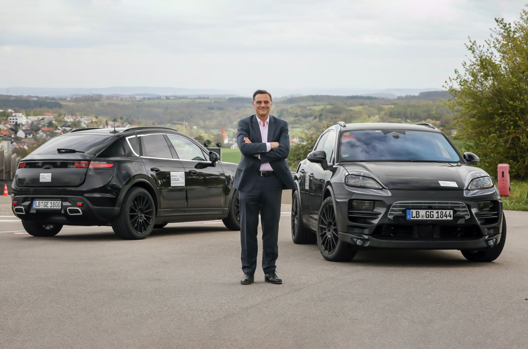 В основу положат «тележку» Premium Platform Electric, над которой Porsche работает совместно с Audi (вспомним Q6 e-tron). Ожидаемая ёмкость аккумулятора — сто киловатт-часов. Обещано несколько вариантов установок различной мощности. Taycan поделится 800-вольтовой бортовой системой, однако оптимизация ускорит процесс зарядки.