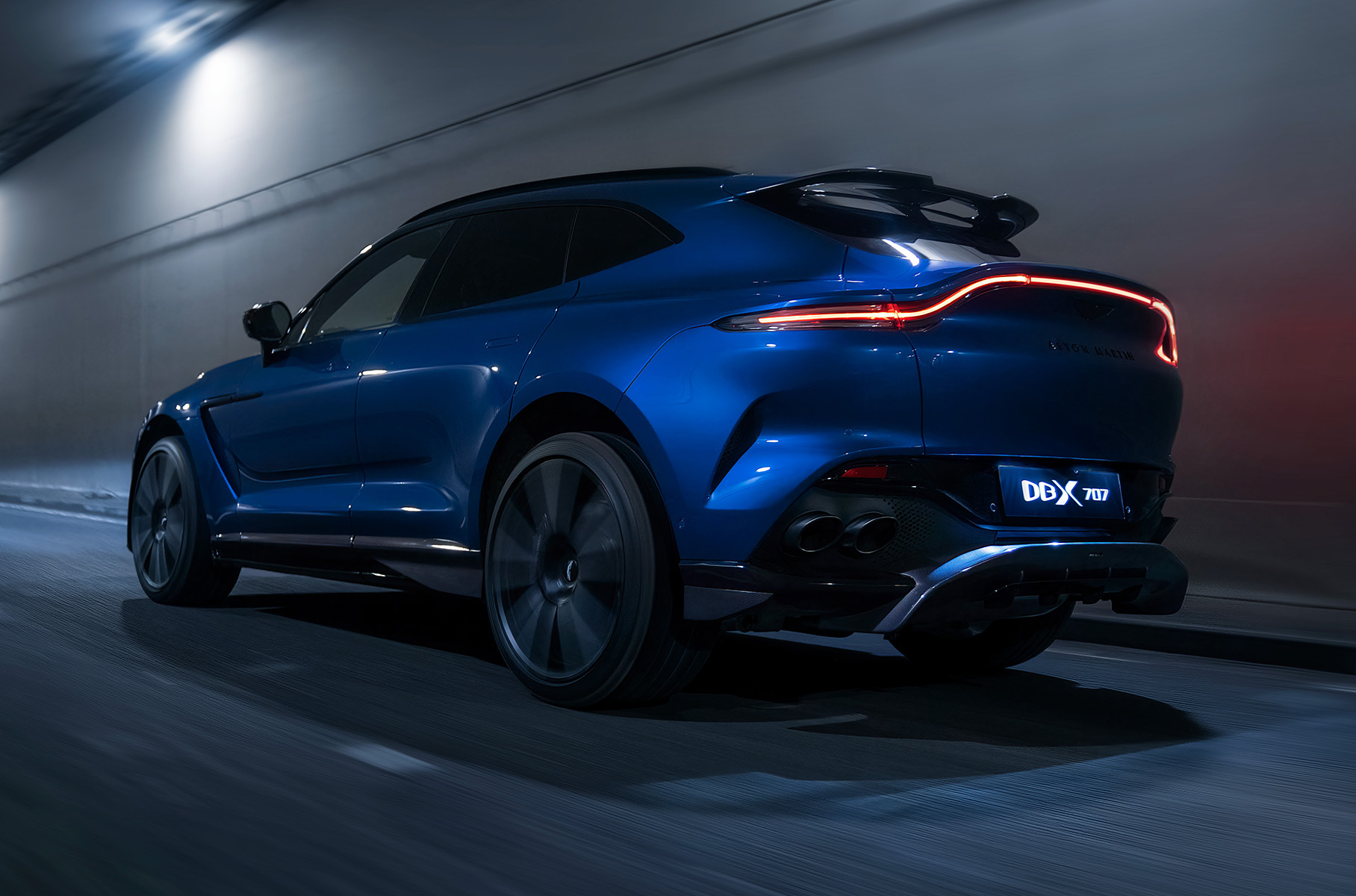 Кроссовер получил новый дифференциал с электронной блокировкой на задней оси, перенастроенную пневмоподвеску, адаптивные амортизаторы, усилитель руля и активные стабилизаторов поперечной устойчивости. Кроме того, модель оснастили карбон-керамическими тормозами с шестипоршневыми суппортами и дисками диаметром 420/390 миллиметров. Заказанные машины клиенты ждут к лету.