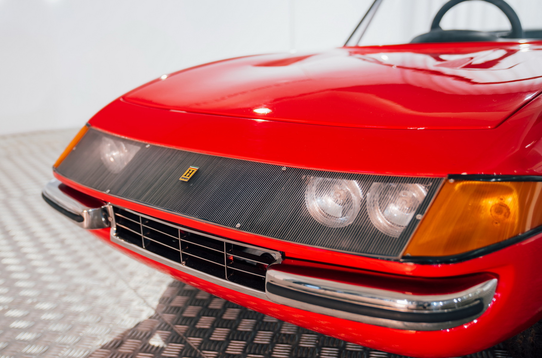 Детскую Ferrari Daytona с 0,1-литровым мотором пустили с молотка