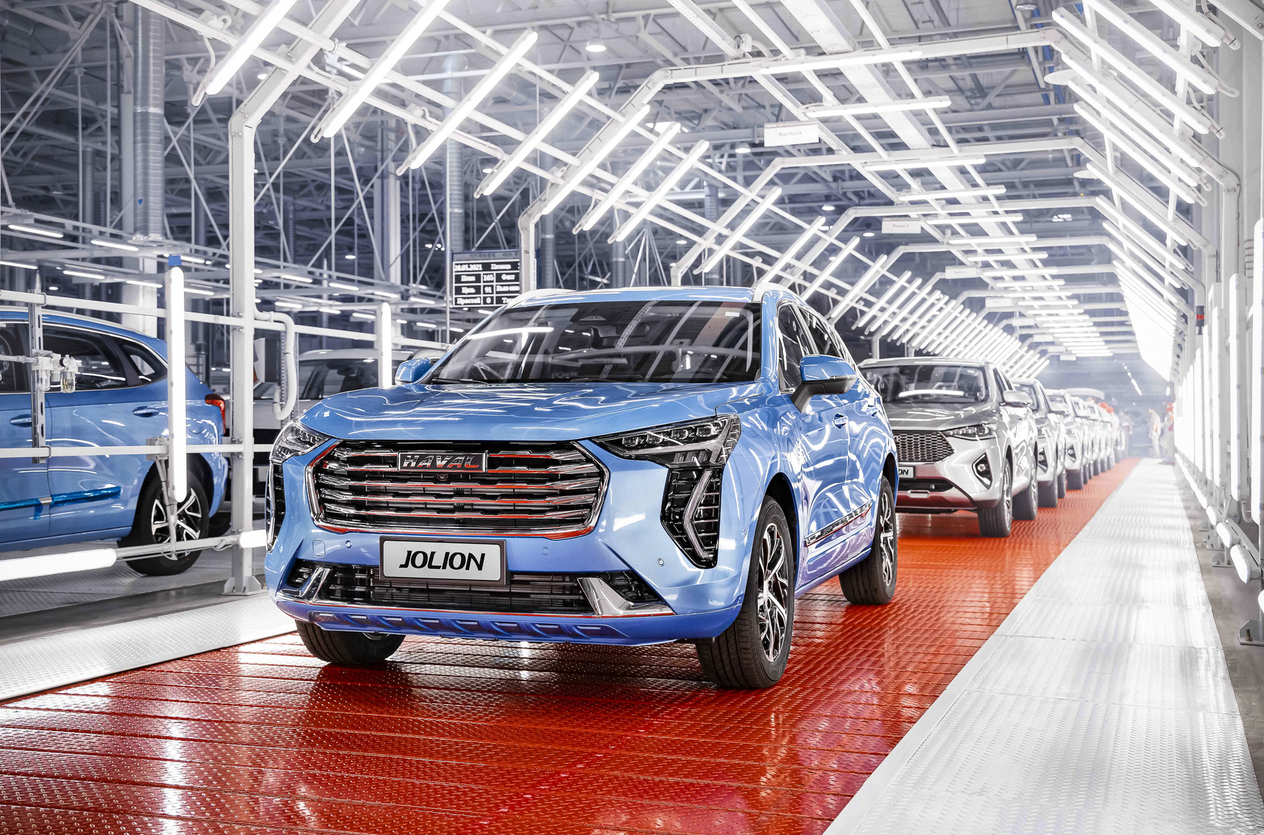 ### 9 место: Haval Jolion Китайские кроссоверы медленно, но верно захватывают российский авторынок: [Jolion](https://motor.ru/news/haval-jolion-dismantling-01-08-2021.htm) не только входит в рейтинг самых популярных моделей в сегменте, но и закрепился в первой десятке. За январь дилеры Haval продали 1410 таких машин — сравнить этот показатель с прошлогодним невозможно, так как Jolion появился в России только в конце весны 2021-го. В феврале китайская марка внесла корректировки в прайс-листы: Jolion подорожал на 50 тысяч рублей и сейчас стоит от 1 499 000 до 1 989 000 рублей. Впрочем, модель по-прежнему остается самой доступной в линейке.