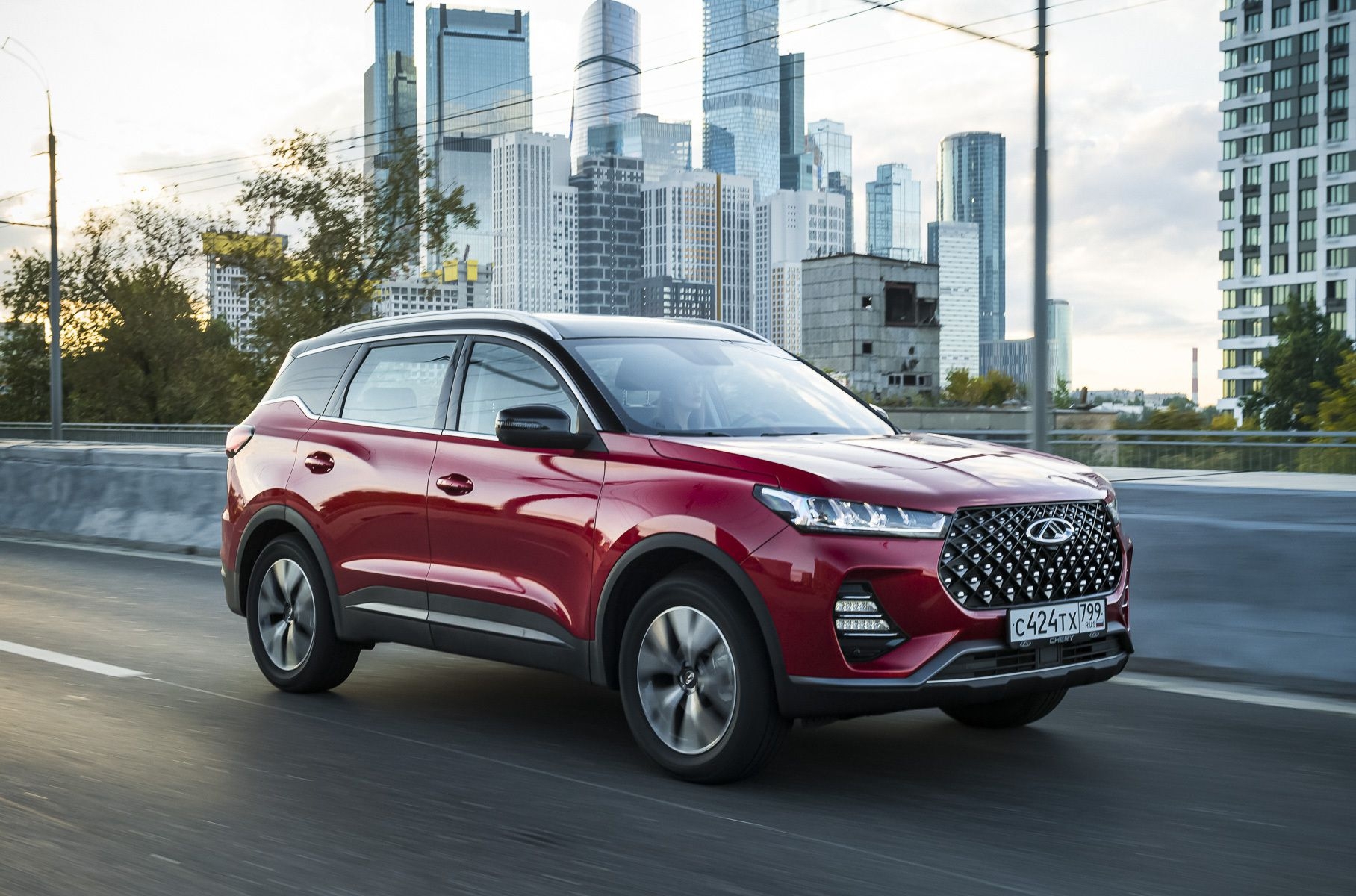 ### 12 место: Chery Tiggo 7 Pro Китайские марки чувствуют себя в России уверенно на фоне падающего рынка: Chery попала в топ-10 автомобильных компаний в стране по объемам продаж в прошлом месяце, реализовав 2820 машин, что на 47 процентов больше, чем в январе 2021 года. [Tiggo 7 Pro](https://motor.ru/news/tiggo-7-pro-update-18-02-2021.htm) в свою очередь стал самой популярной моделью в линейке Chery и оказался в списке самых востребованных SUV на рынке. Кроссовер с начальным ценником в 1 639 900 рублей разошелся в количестве 1139 штук против 849 проданных экземпляров в январе 2021 года.