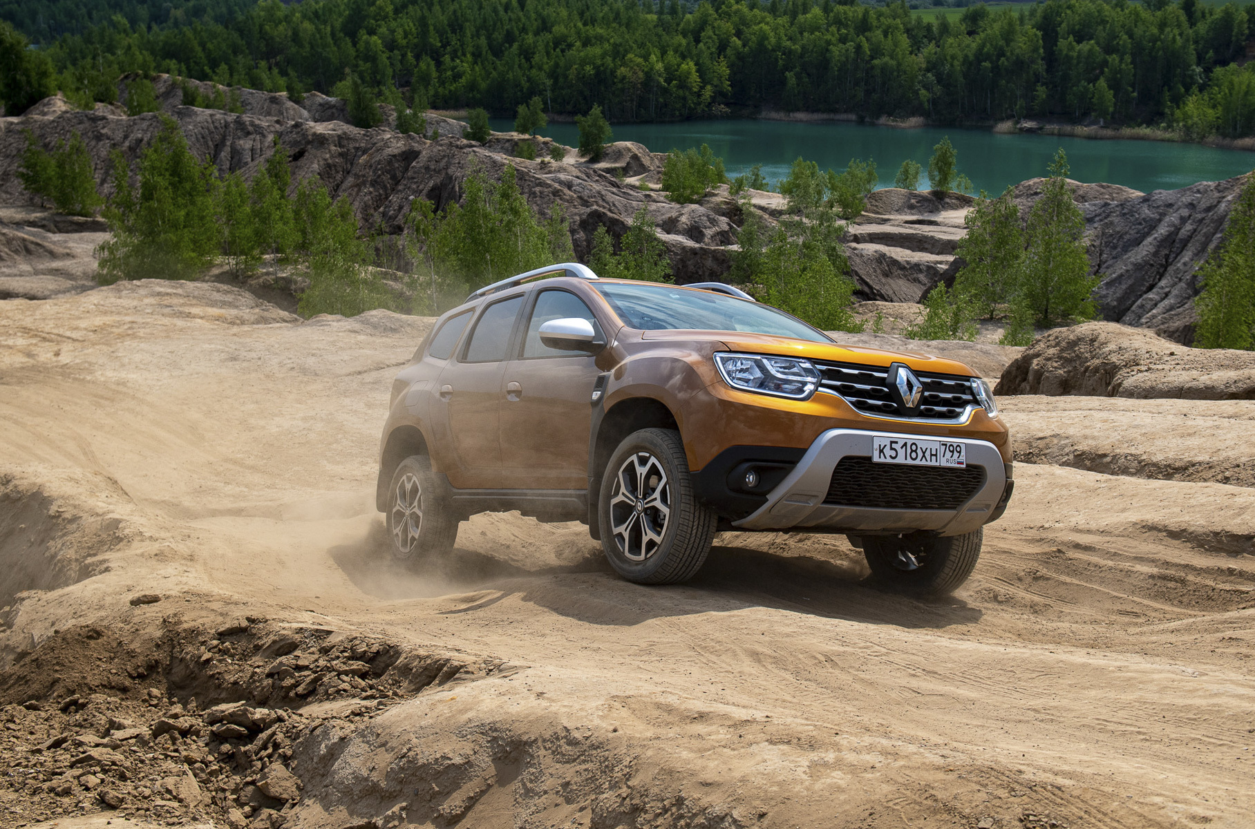 ### 2 место: Renault Duster Лидеры рейтинга остались неизменными: как и годом ранее, вторым в списке оказался [Renault Duster](https://motor.ru/news/duster-delivery-problems-24-11-2021.htm) с результатом 3021 экземпляр (+133 штуки к результату января 2021-го). Кроссовер, который сменил поколение летом 2021 года и производится на московском заводе «Рено Россия», выбирают в том числе из-за сравнительно невысокой стоимости – актуальные на вторую неделю февраля рекомендованные цены начинаются от 1 175 000 рублей за переднеприводный вариант с 1,6-литровым мотором и механикой. Полноприводный Duster обойдется минимум в 1 260 000 рублей.