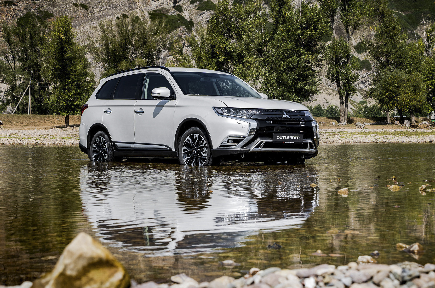 ### 11 место: Mitsubishi Outlander В первый месяц 2021 года [Outlander](https://motor.ru/testdrives/mitsubishi-outlander-2021-test.htm) не попал в рейтинг популярных в России вседорожников, зато спустя год оказался на 11 строчке. В прошлом месяце россияне купили 1155 японских кроссоверов против 598 штук годом ранее. Бестселлер Mitsubishi в начале февраля 2022 года стоит от 1 959 000 рублей, но на подходе уже новая [модель четвертого поколения](https://motor.ru/lab/all-new-outlander.htm) — ее ждут на российском рынке в течение этого года.