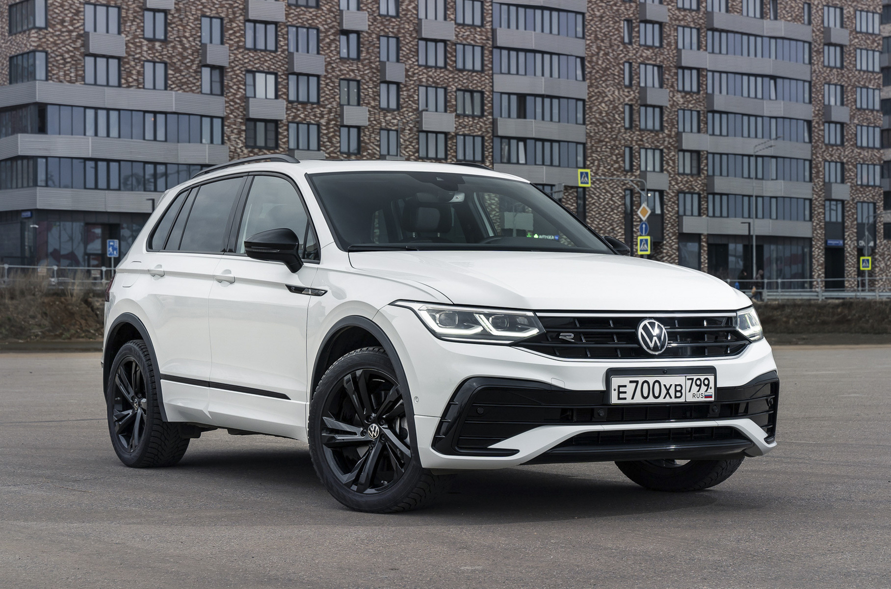 ### 10 место: Volkswagen Tiguan Открывает первую десятку Tiguan с результатом 1238 проданных в январе машин против 1955, реализованных в том же месяце 2021-го. Модель производят на мощностях завода в Калуге, и еще в сентябре с конвейера сошел [юбилейный 300-тысячный кроссовер](https://motor.ru/news/vw-tiguan-300000-14-09-2021.htm). По состоянию на вторую неделю февраля за автомобиль просят минимум 2 134 900 рублей.