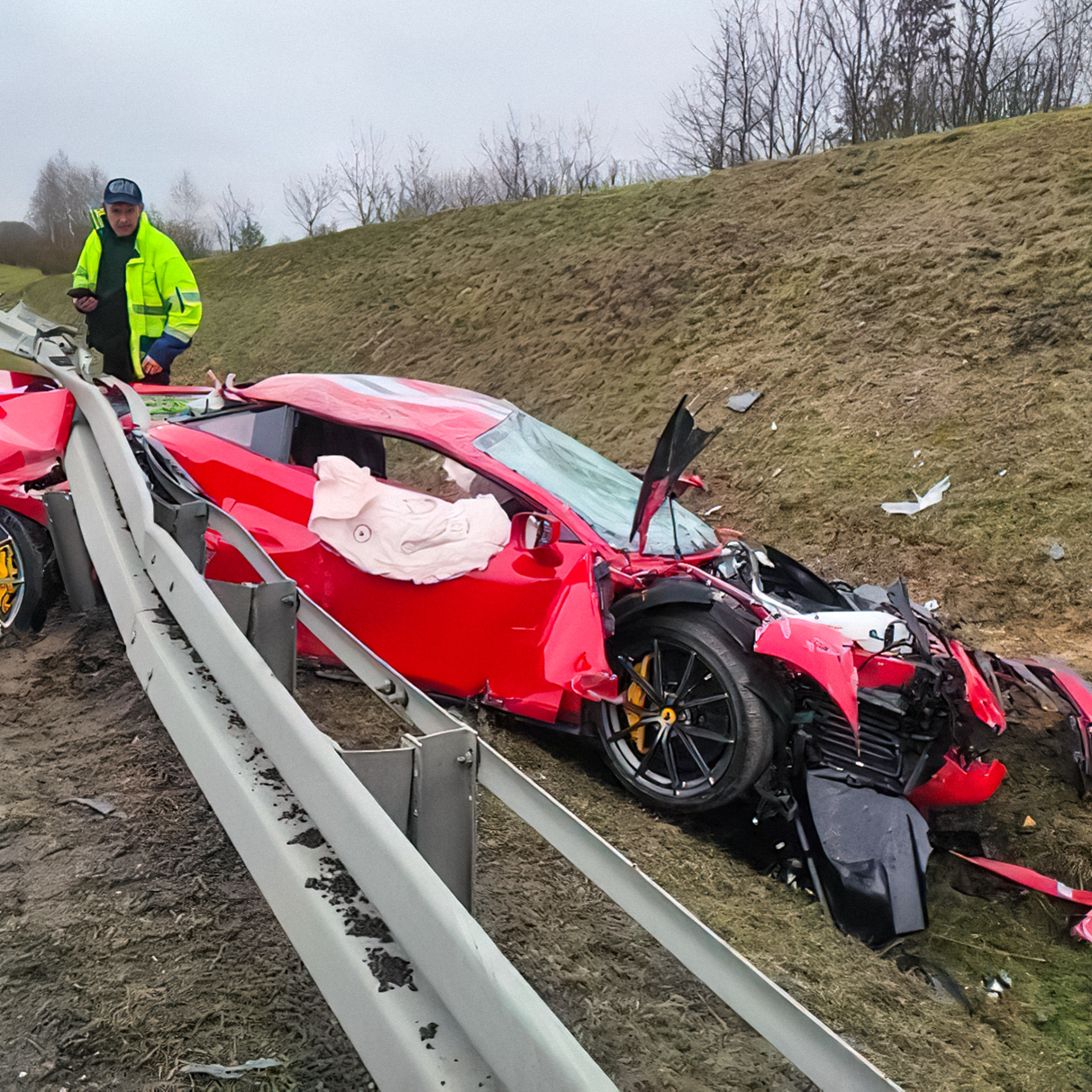 В Польше разбили Ferrari за 25 миллионов рублей: ее не смог остановить  отбойник — Motor