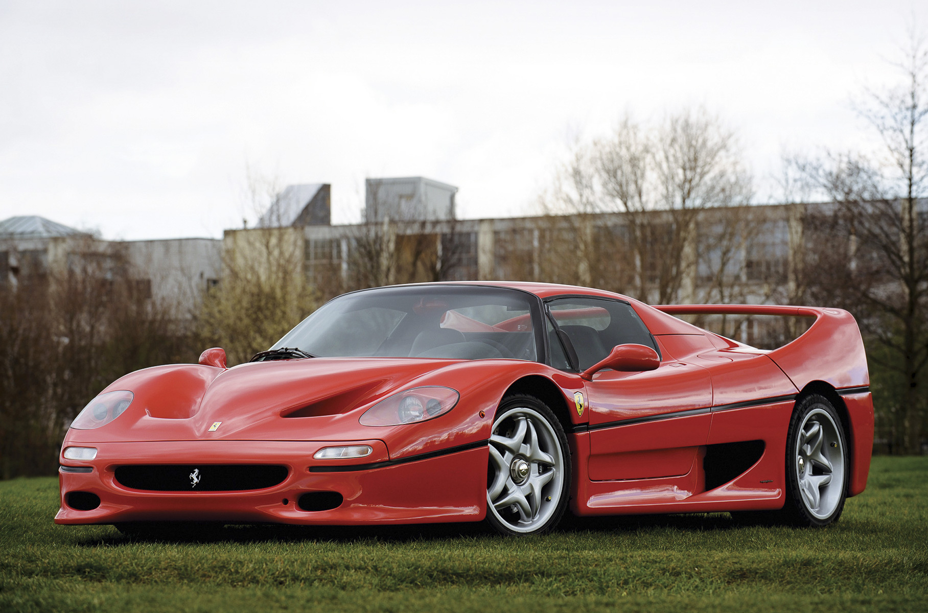 ### 5 место: Ferrari F50 F50 образца 1995 года Кларксон категорично назвал «худшим суперкаром за всю историю Ferrari». Модель была выпущена в количестве 349 экземпляров и, судя по тому, что один из автомобилей в 2020 году [пустили с молотка](https://motor.ru/news/second-f50-for-sale-10-02-2020.htm) за три миллиона долларов, далеко не все разделают позицию Джереми Кларксона.