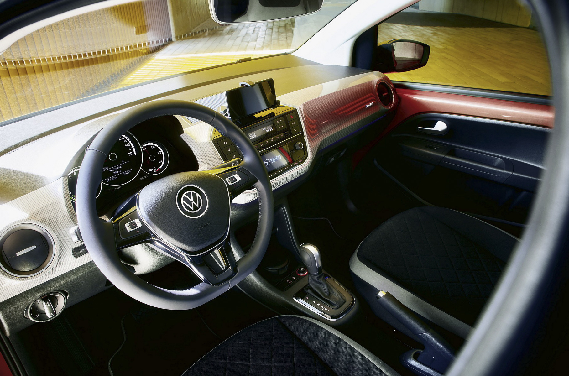 Volkswagen возобновил продажи самого доступного электрокара