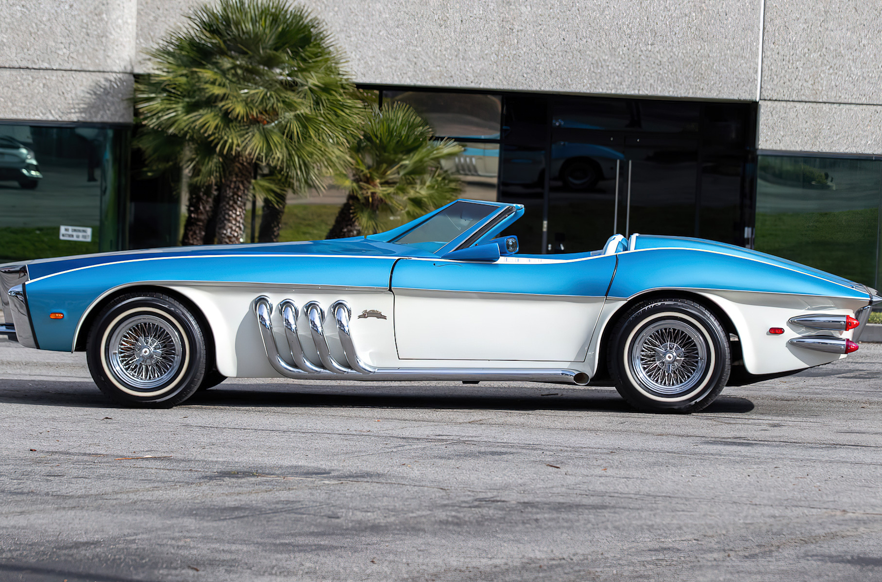 Посмотрите на Chevrolet Corvette, доработанный создателем «Бэтмобиля»