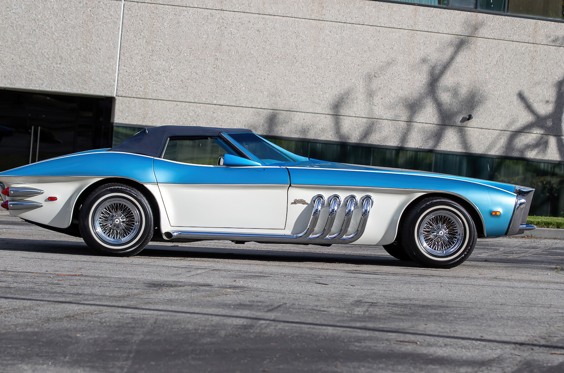 Посмотрите на Chevrolet Corvette, доработанный создателем «Бэтмобиля»