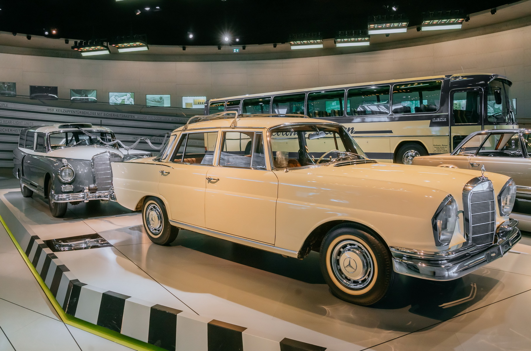 Mercedes-Benz напомнил об уникальном универсале Type 300 Adenauer