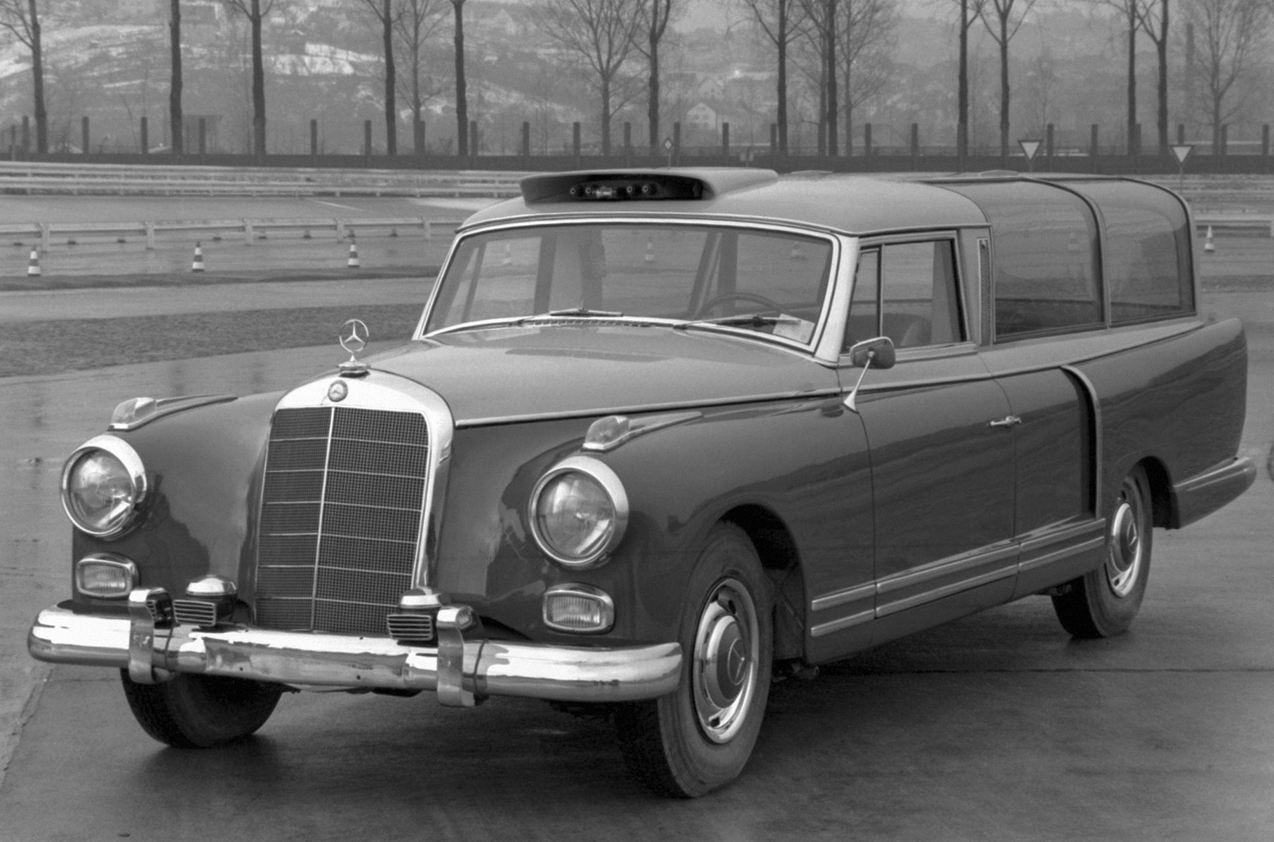 Mercedes-Benz напомнил об уникальном универсале Type 300 Adenauer
