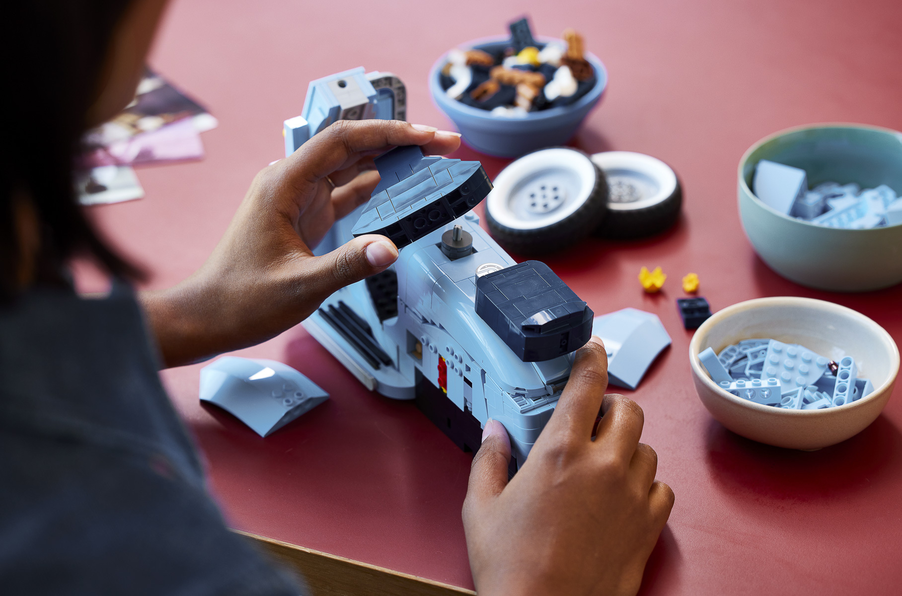Видео: винтажный скутер Vespa середины прошлого века теперь можно собрать из Lego