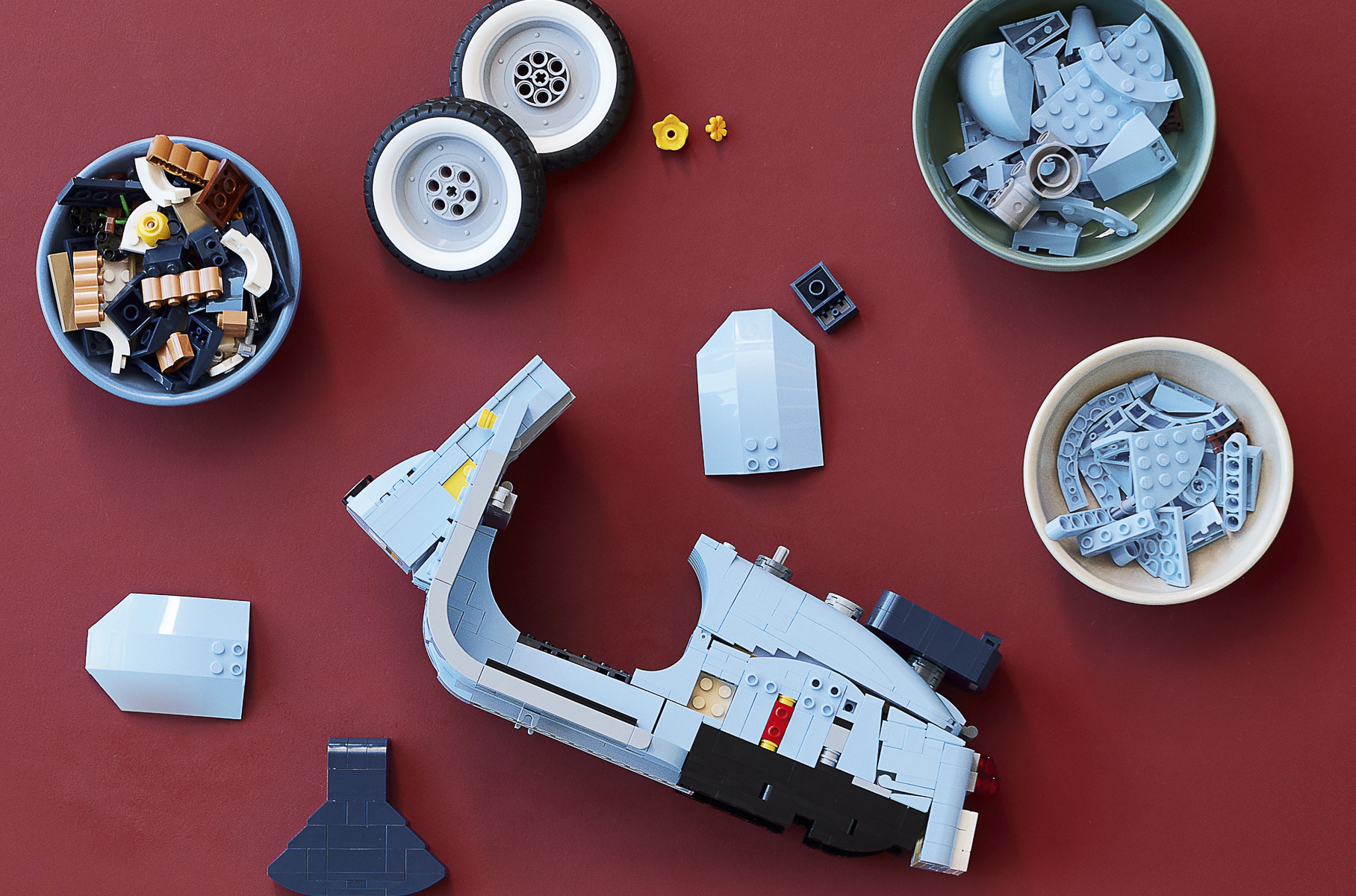 Видео: винтажный скутер Vespa середины прошлого века теперь можно собрать из Lego