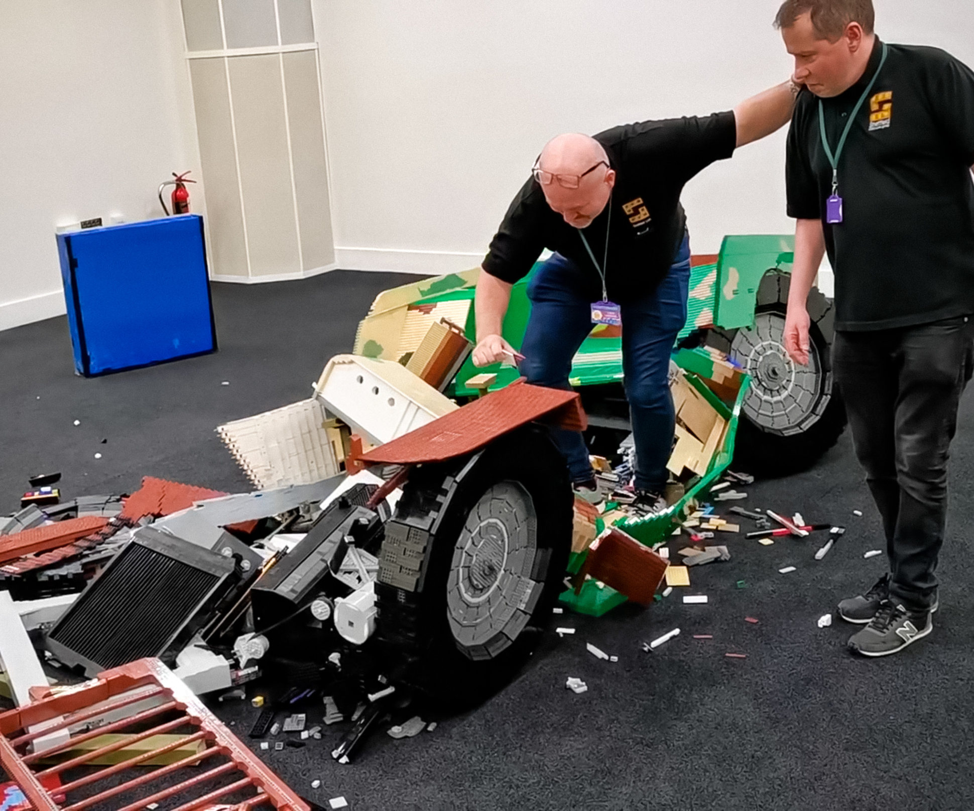 Видео: Jeep из 120 тысяч кубиков Lego развалился под весом своего создателя  — Motor