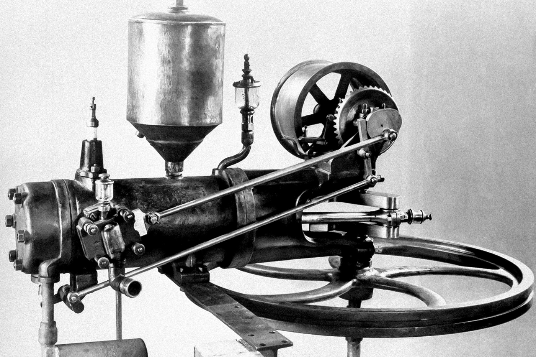 Первый автомобиль с двигателем сгорания. Бензиновый двигатель внутреннего сгорания 1886.