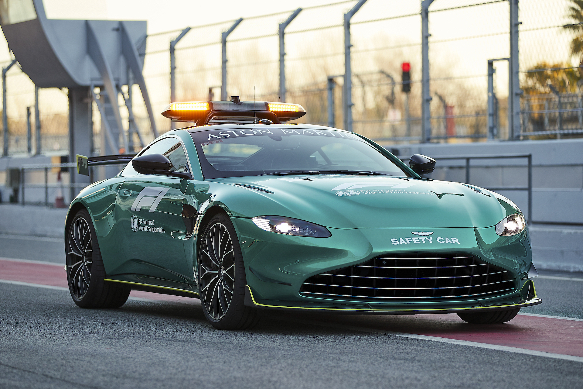 Второй год подряд сейфти-каром Формулы-1 будет Aston Martin — Motor