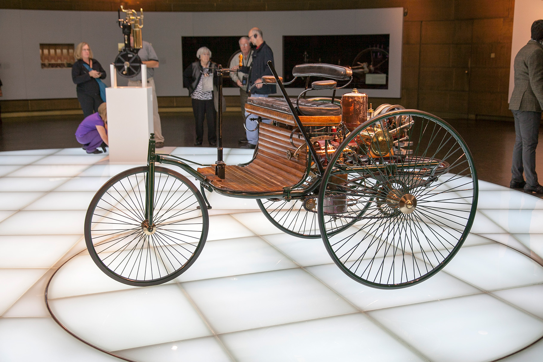 Реплика первого автомобиля в музее Mercedes-Benz в Штутгарте
