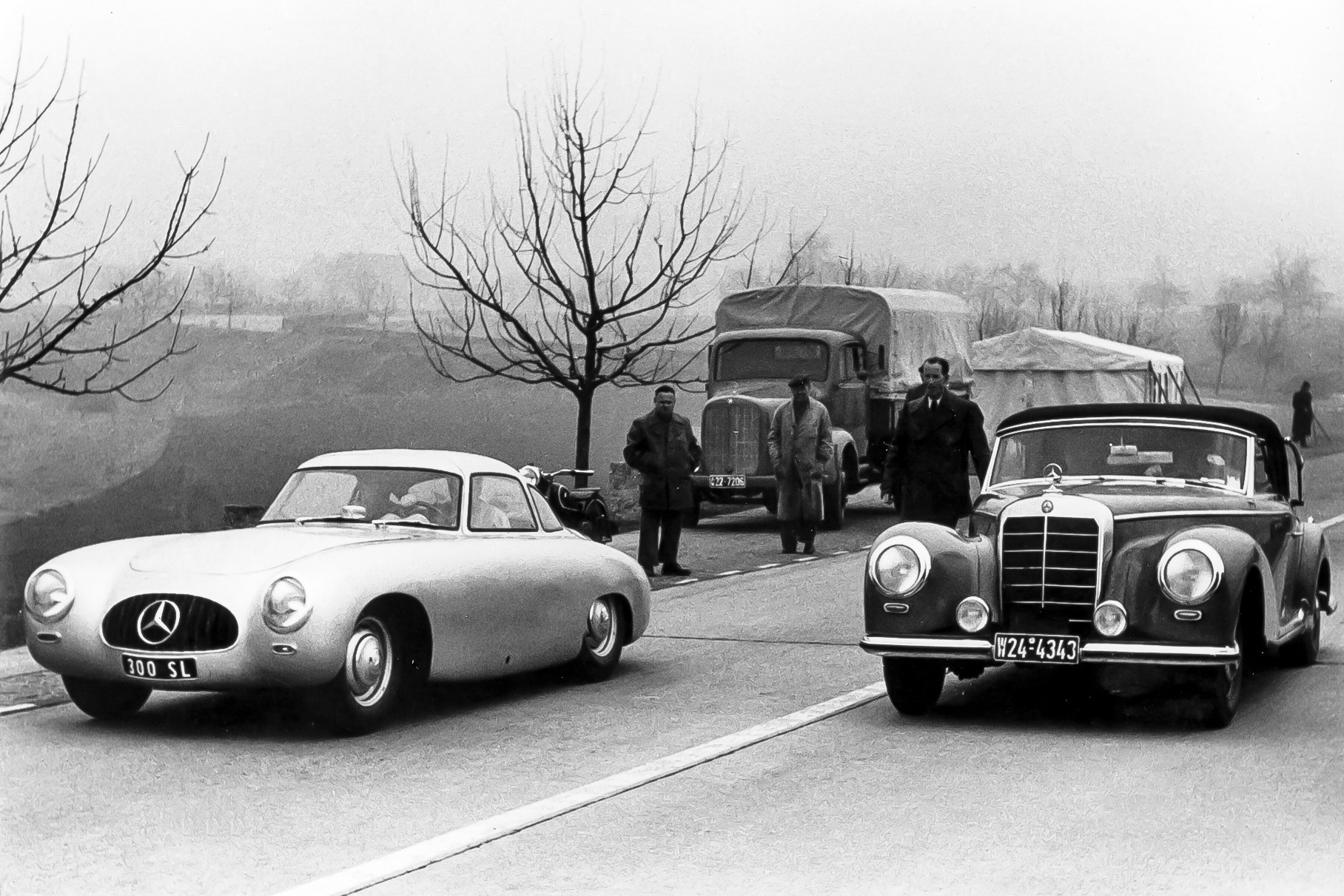 Тот самый памятный день 12 марта 1952 года — новенький W194 представляют прессе на обочине автобана близ Штутгарта. Справа стоит донор – Mercedes-Benz Typ 300 в кузове кабриолет (W188). Сложно поверить, что два автомобиля — ближайшие родственники.