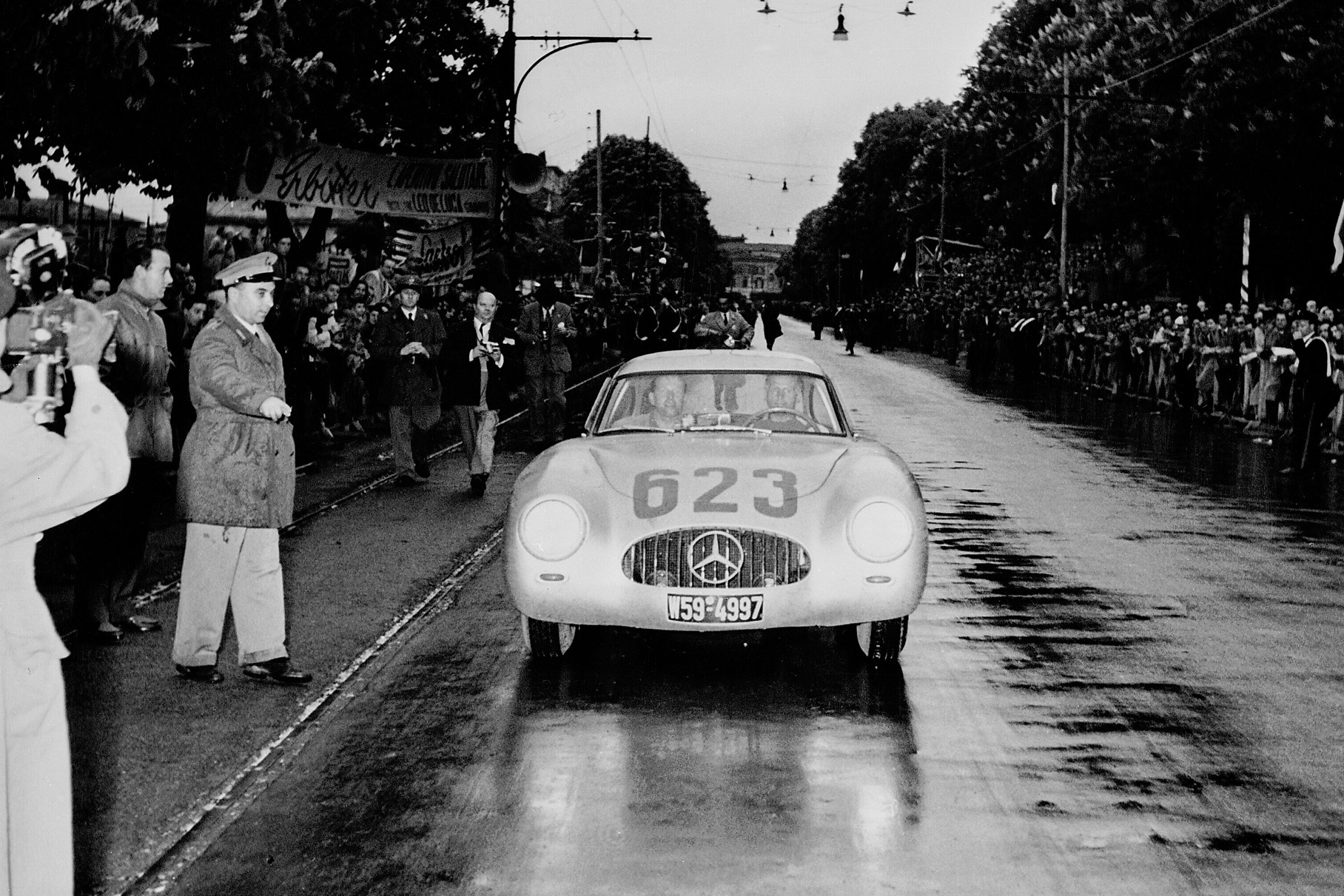 Mercedes-Benz Карла Клинга на пути к серебру на «Милле Милья-1952». Если б не заклинившая колесная гайка, первый старт «чайки» мог быть и золотым…