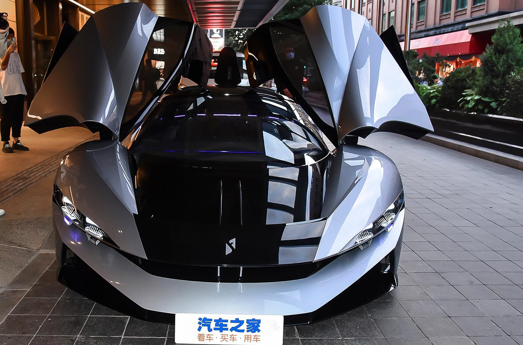 Вместо Rolls-Royce и Ferrari: самые крутые китайские автомобили
