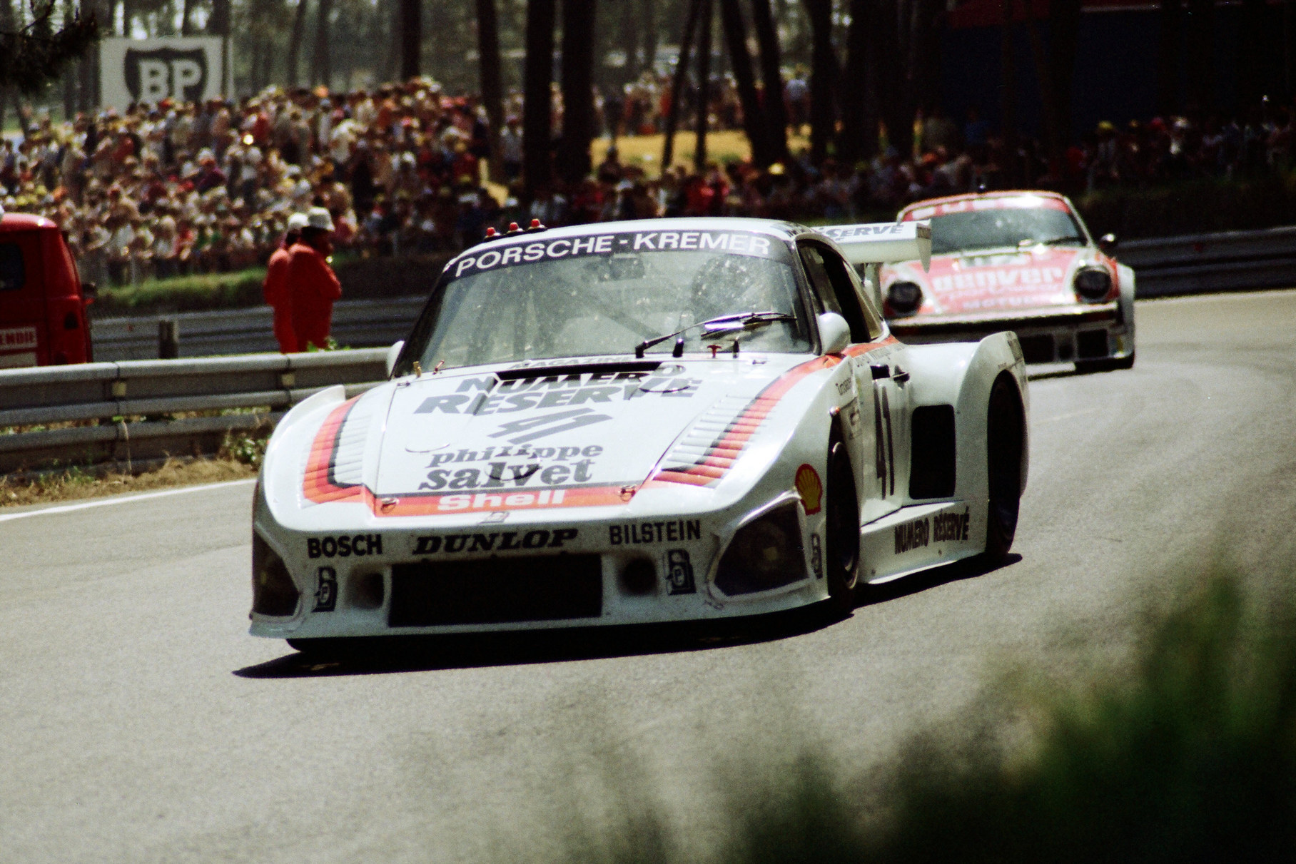 Porsche 935 K3 на пути к победе в «24 часах Ле-Мана» 1979 года. Литера «К», разумеется, означает «Kremer» — свои гоночные Porsche братья очень серьёзно дорабатывали
