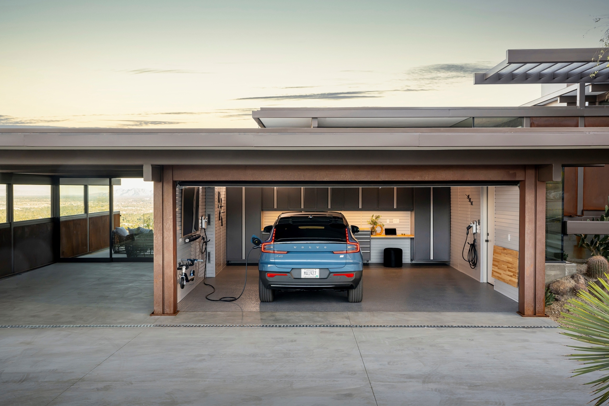 Volvo построила дизайнерский гараж для электромобиля C40 Recharge