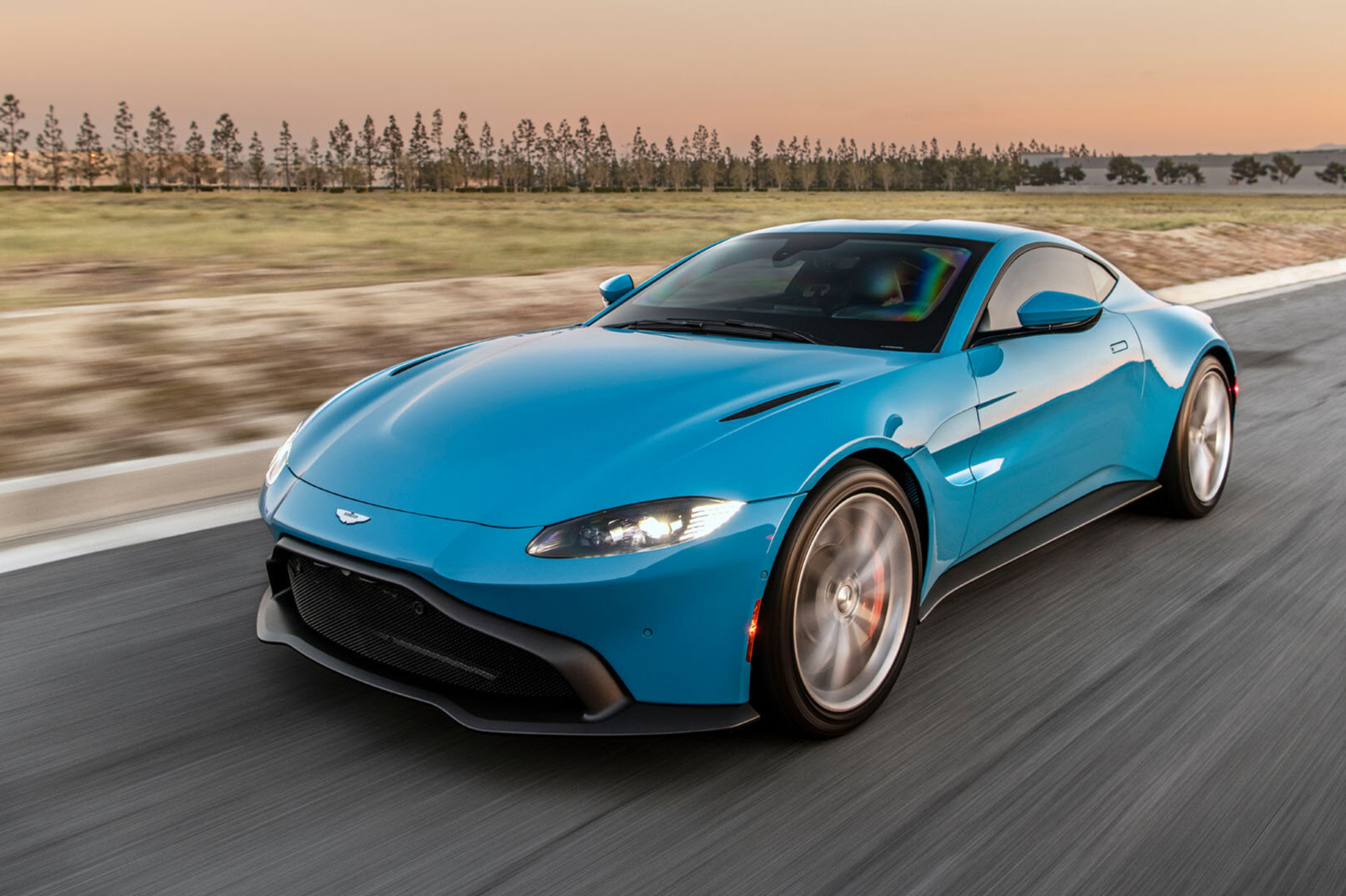 Посмотрите на бронированный Aston Martin Vantage со встроенными  электрошокерами — Motor