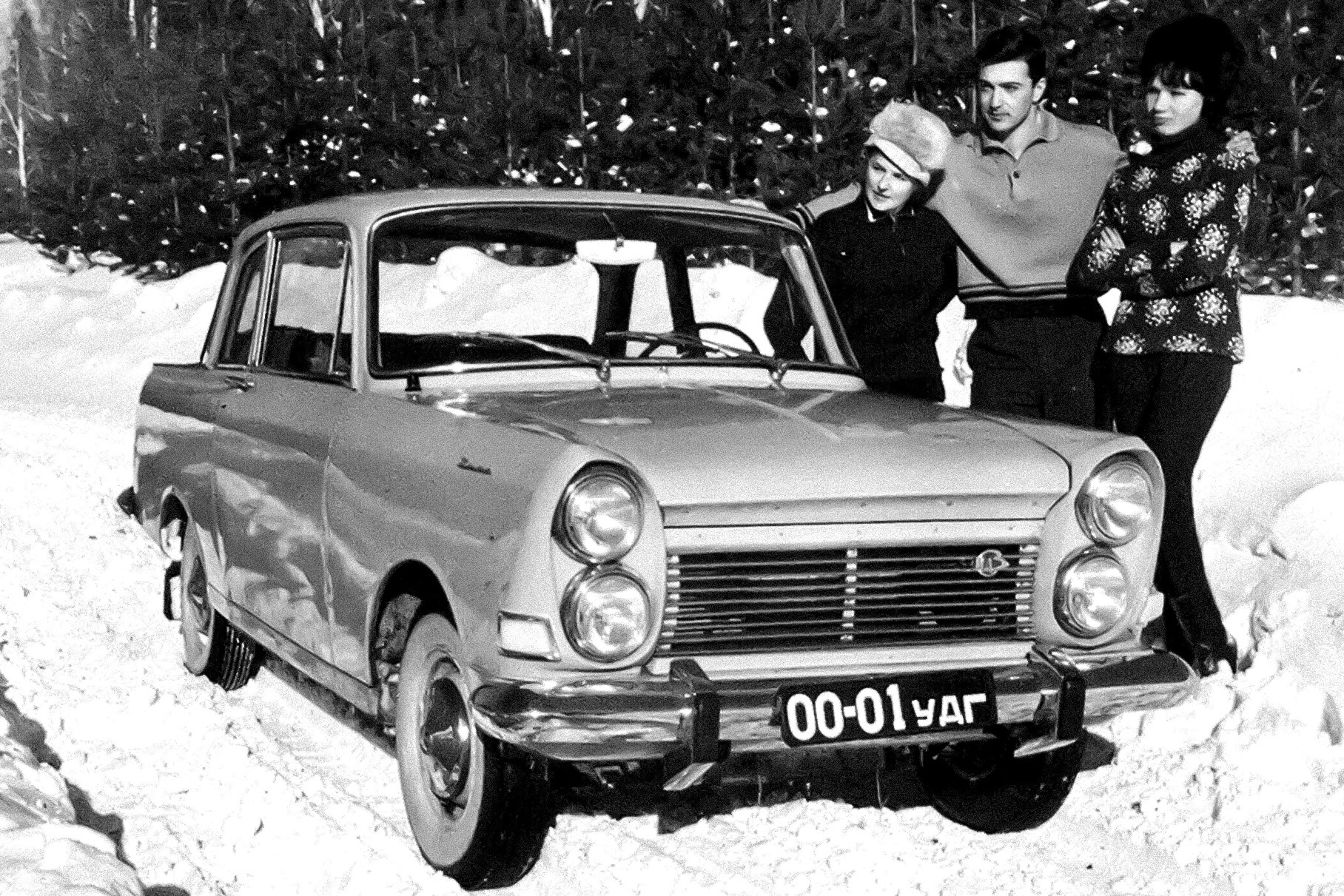 Первый опытный автомобиль ижевского КБ — двухдверный седан ЗИМА. Фото сделано, что характерно, зимой…