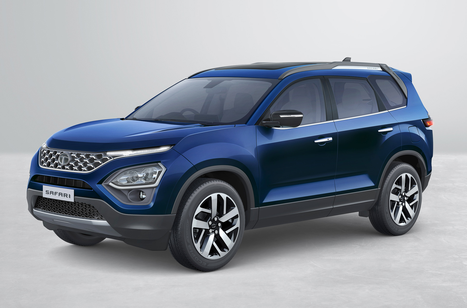 Про Safari, флагманскую модель бренда Tata ходят разные мнения. Кто-то удивляется, как её вообще дизайн был одобрен. Их оппоненты находят облик классным и запоминающимся. Интересно, что «Сафари» первого поколения выпускался с 1998 по 2019 год и представлял собой настоящий рамный внедорожник с продольной компоновкой силового агрегата. Его преемник радикально сменил концепцию. Теперь это всего-навсего вариация Tata Harrier с неизменной колесной базой (2741 мм), но удлиненным до 4661 мм кузовом под установку третьего ряда сидений.