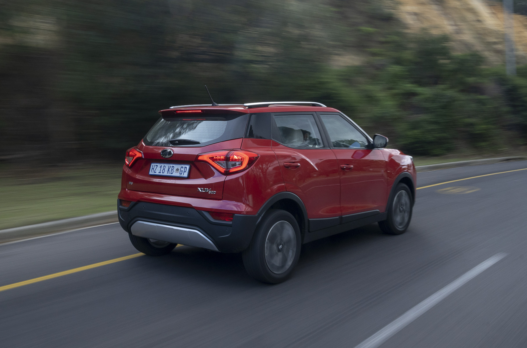 В отличие от Alturas G4, который досконально повторяет Rexton, «трехсотый» заметно отличается от первоисточника. Боковины почти не изменились, но передняя и задняя часть перерисованы. Длина сократилась с 4195 мм до «льготных» 3995 мм. Колесная база — 2600 мм.