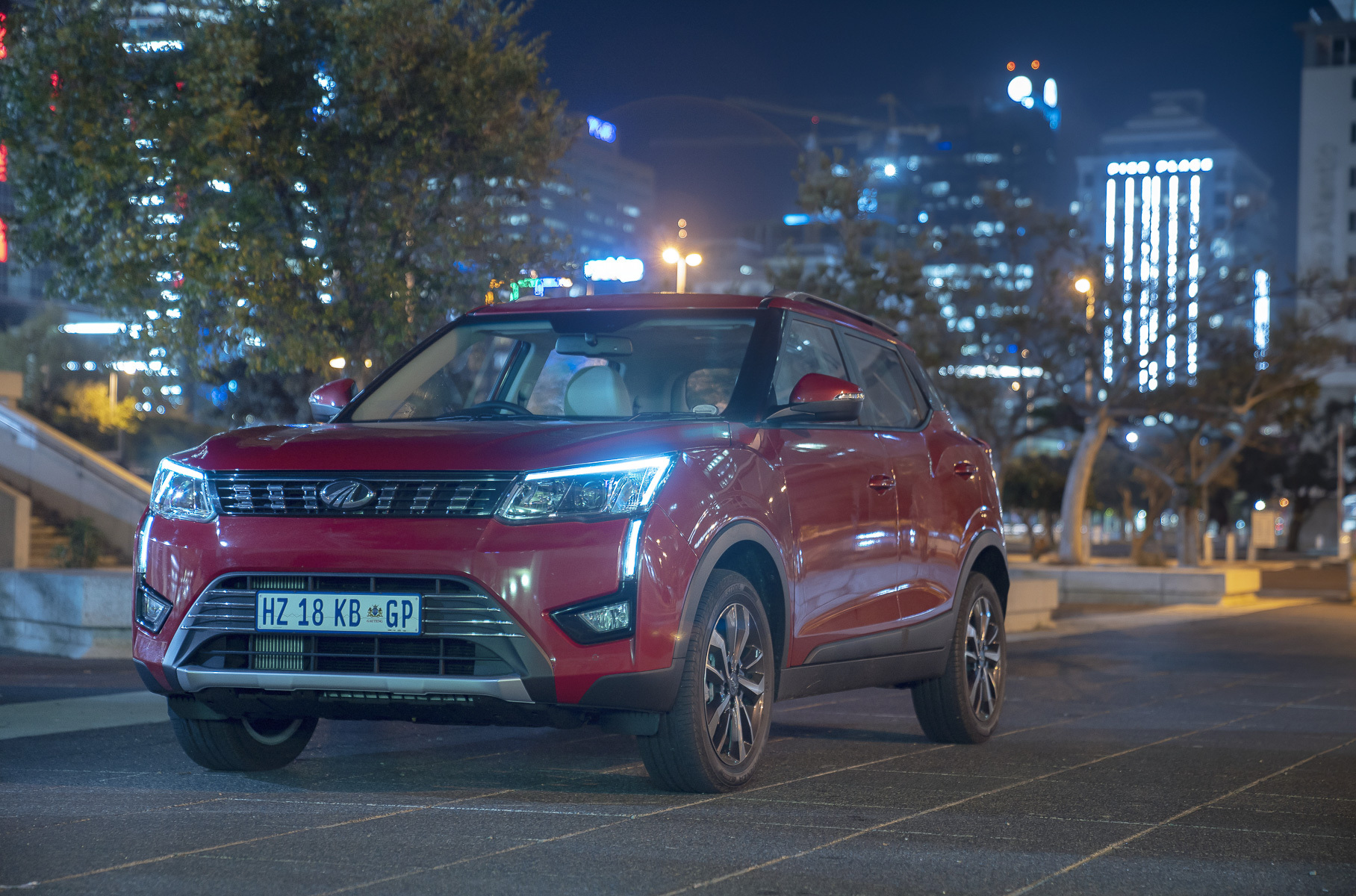 В конце 2018 года в палитре компании Mahindra & Mahindra появился рамный внедорожник Alturas G4 и маленький кроссовер XUV300. Почему мы упоминаем их вместе? Потому что первый — это бэдж-инжиниринговый и локализованный SsangYong Rexton. А его младший братец — переделанный под льготные национальные требования южнокорейский Tivoli.