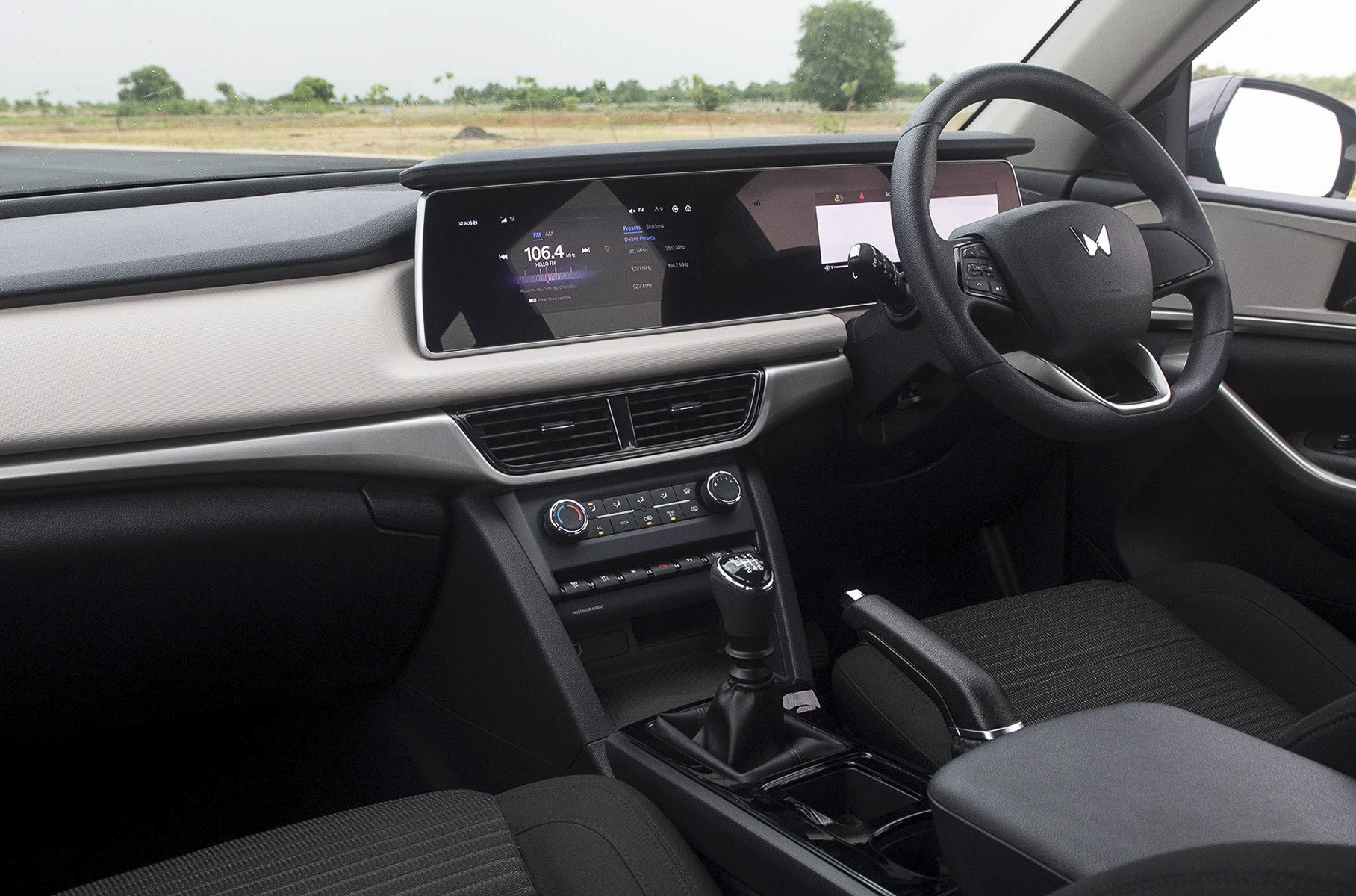 Салон XUV700 один из самых современных среди индийских автомобилей. В особенности это относится к комплектациям с цифровой панелью приборов и мультимедийным монитором диагональю 10,25 дюйма. У максимальной версии адаптивный круиз-контороль, система кругового обзора, акустика с двенадцатью динамиками, коленная подушка безопасности водителя, комплекс систем активной безопасности и беспроводная зарядка мобильного устройства.
