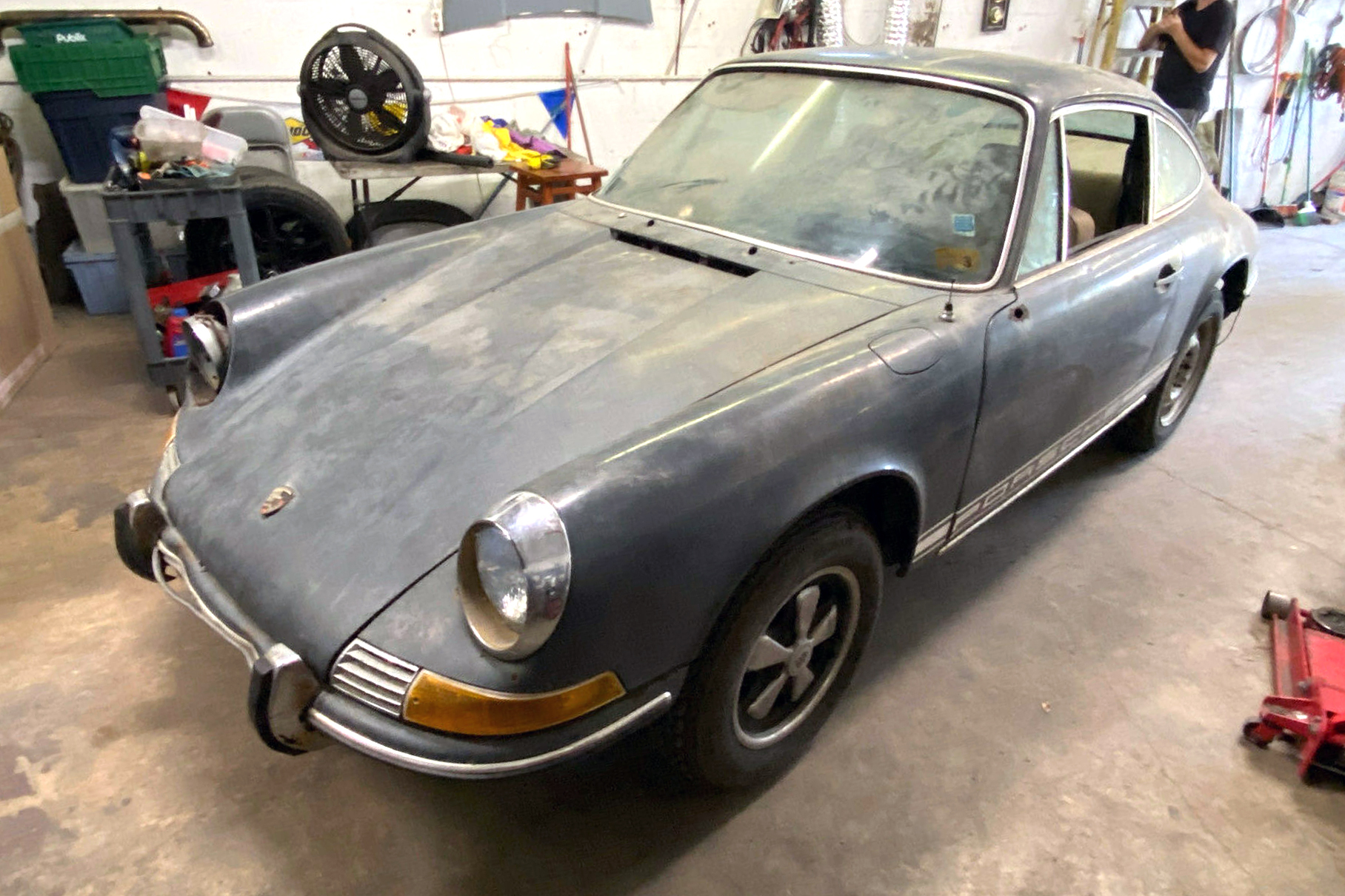 Посмотрите на Porsche, который забыли в гараже на 40 лет
