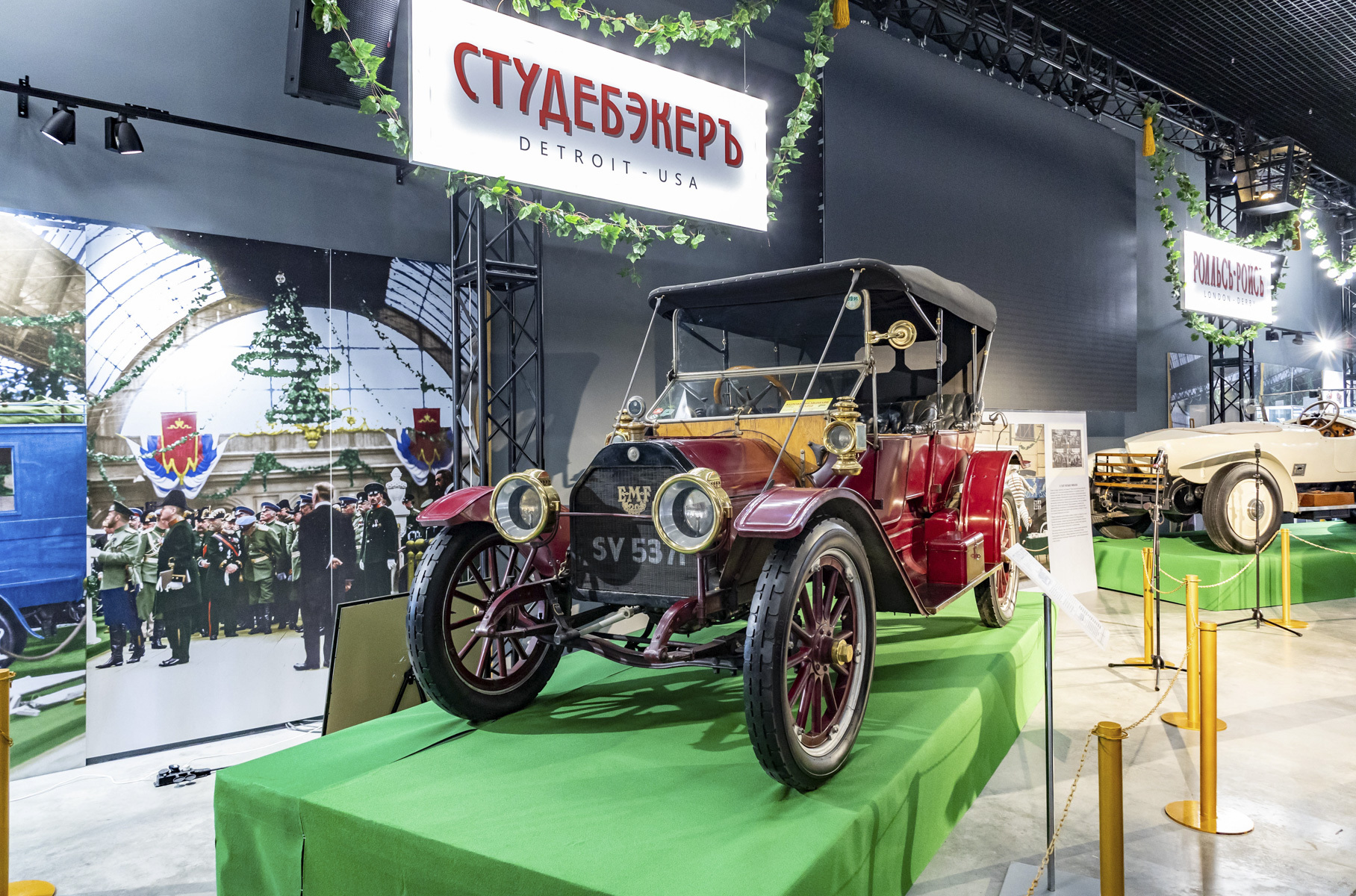 Обзор начнем, пожалуй, с автомобиля Studebaker EMF 30. Studebaker — один из старейших в мире производителей транспортных средств: Питер Студебекер построил свою первую повозку в 1740-м году. В России автомобили «Студебекер» (так на русский манер до сих пор произносят это название) появились в 1913 году, когда ими начал торговать Гуго Грунерт.