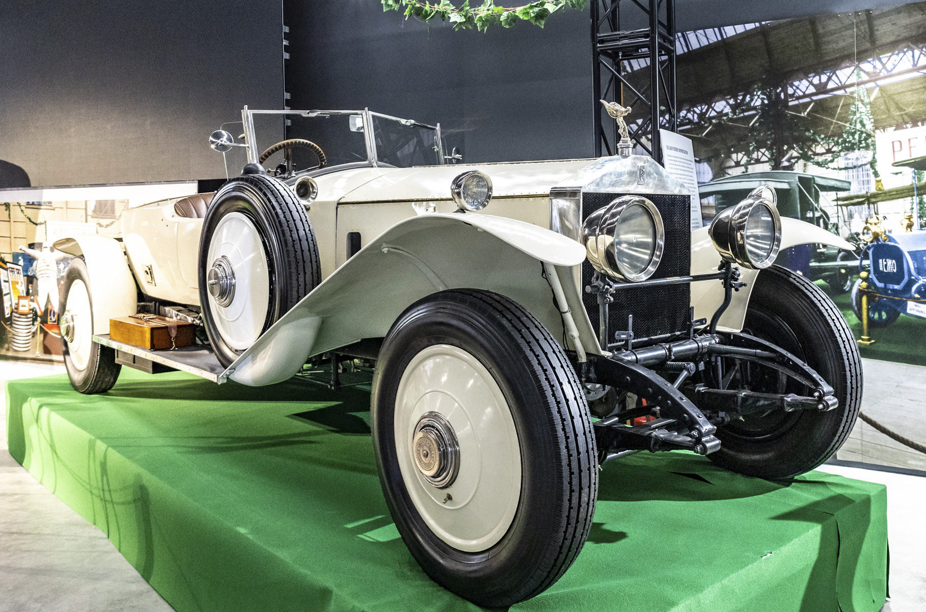 В 1913-м году в России впервые увидели и Rolls-Royce. Компания приняла участие в выставке в Михайловском манеже в Санкт-Петербурге, где представила публике три автомобиля.