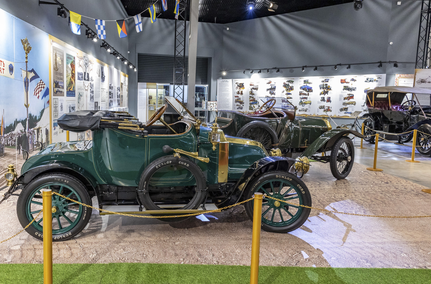 Первым официальным представителем марки в России (в 1905–1906 годах) стало техническое бюро при Санкт-Петербургском Автомобиль-клубе. В 1907 году на Первой международной автомобильной выставке представляемая им Renault Frères завоевала большую золотую медаль «За выставленные автомобили».