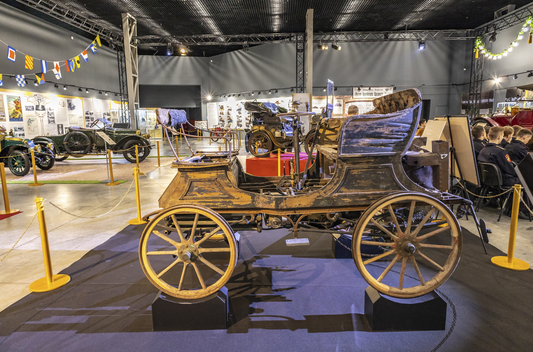 Автомобиль предположительно 1901 года выпуска был найден, только представьте, в одном из сараев Ленинградской области! Поразителен и сам факт находки, и то, что он сохранился в первозданном виде.
