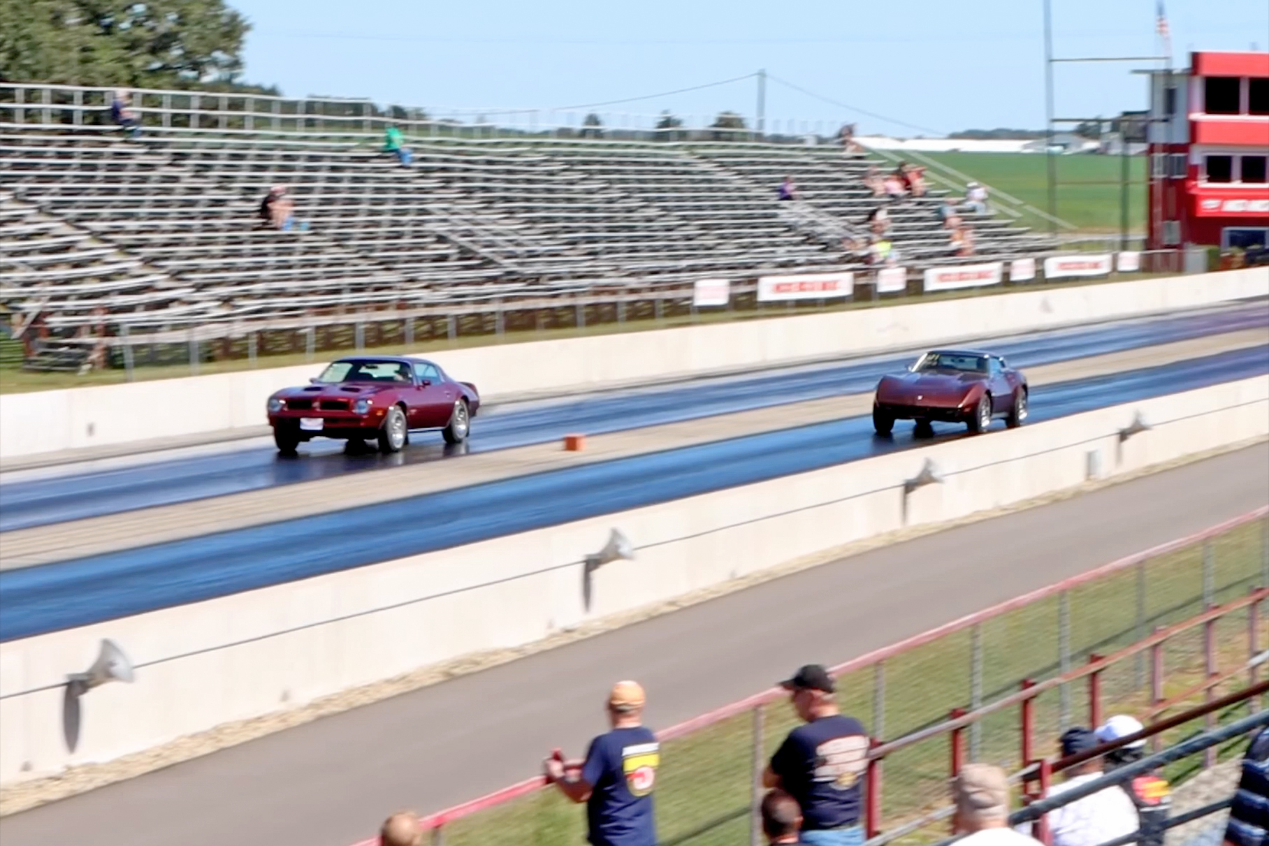 Видео: дрэг-гонка Chevrolet Corvette и Pontiac Firebird из 1970-х