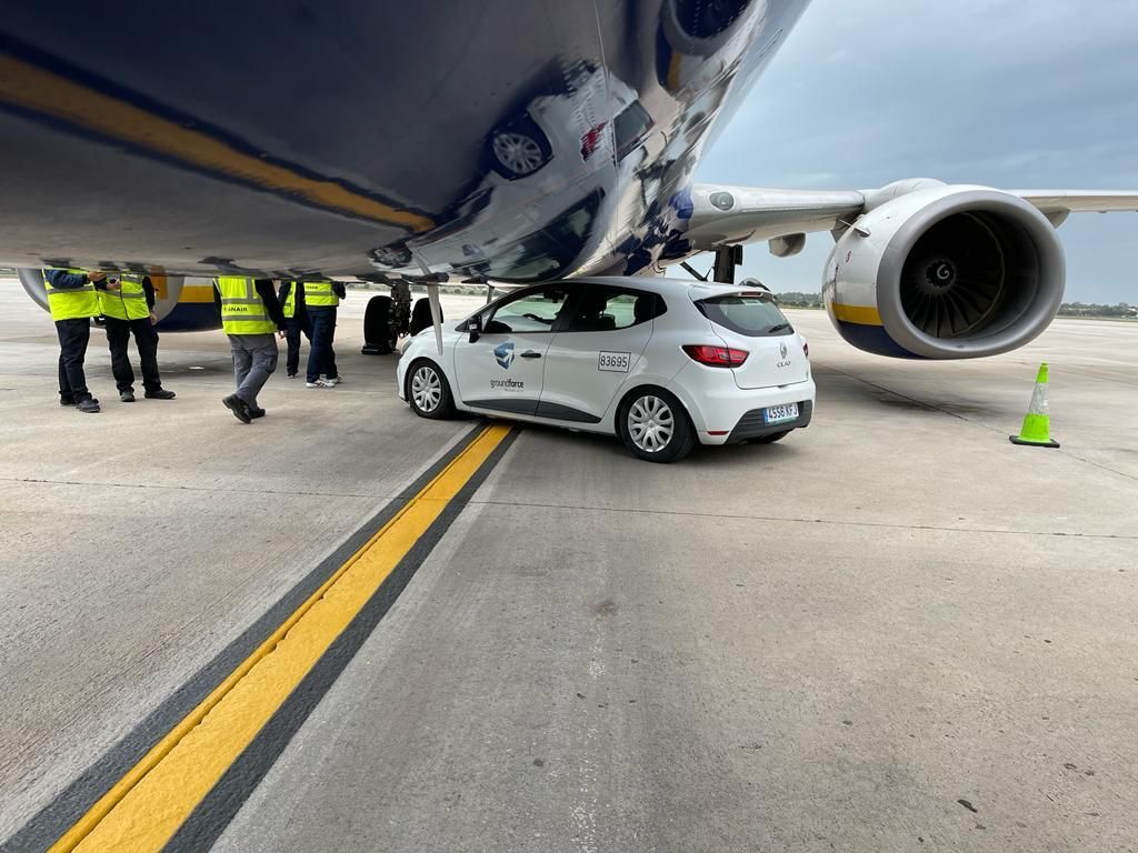 Renault Clio столкнулся с самолётом Boeing 737 — Motor