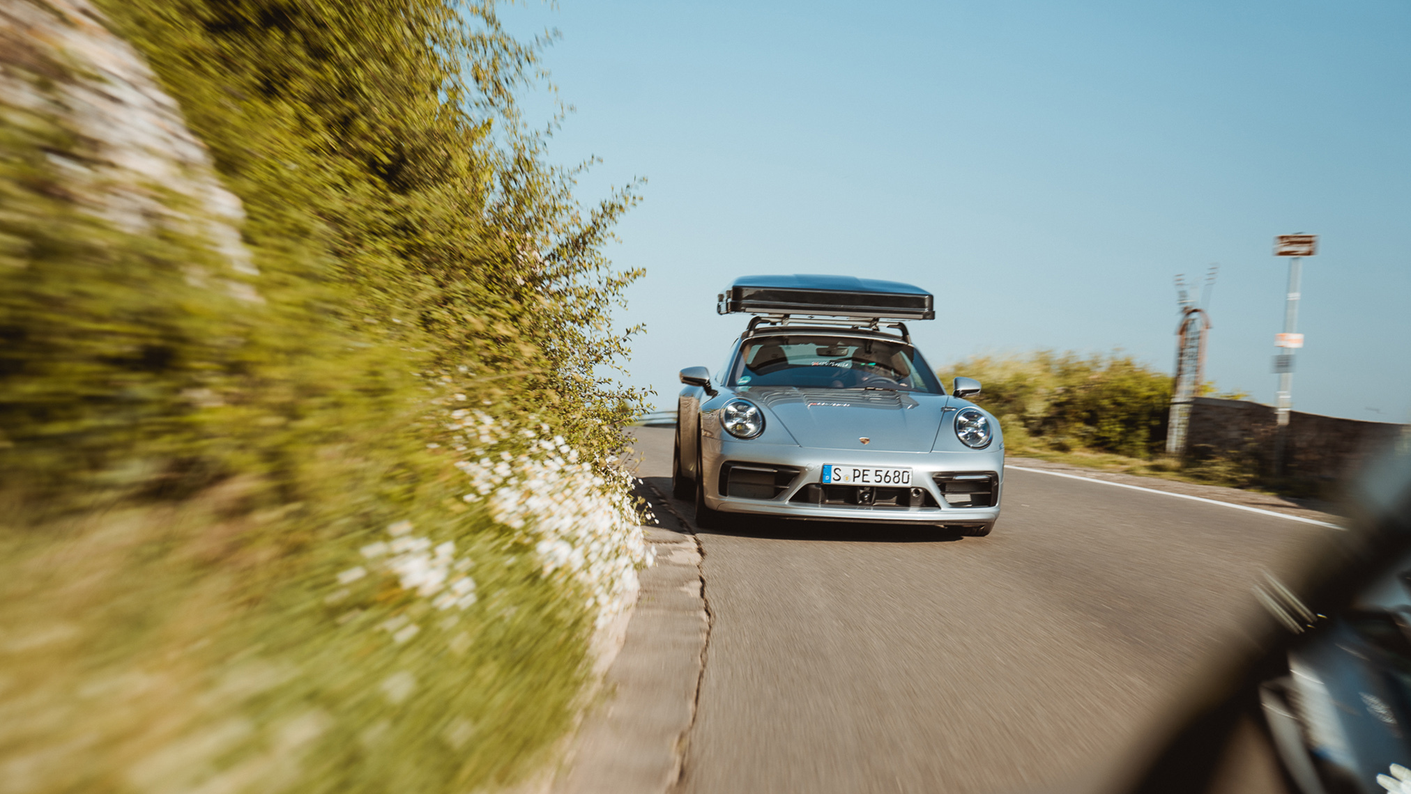 Посмотрите на Porsche 911 с палаткой на крыше