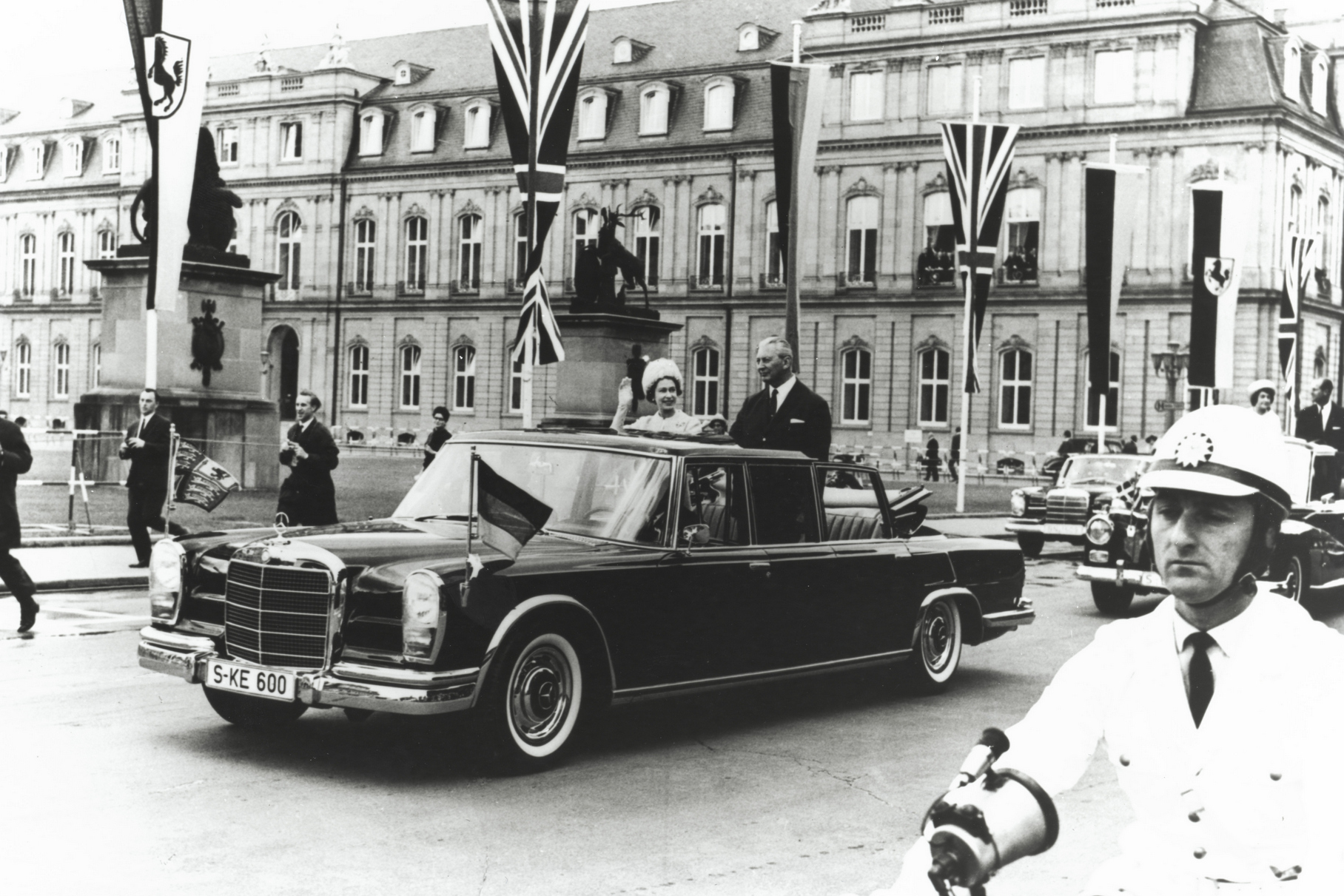 А вот эта фотография лучше демонстрирует статус модели: он сделан во время визита английской королевы Елизаветы II в Германию