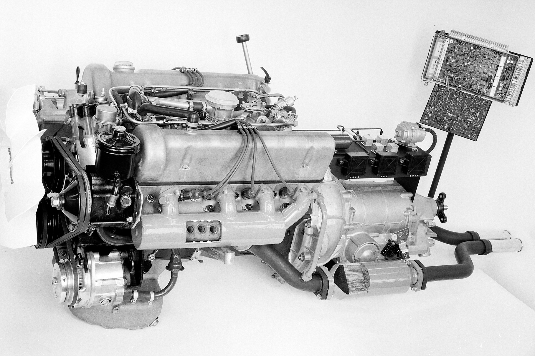 Восьмицилиндровые двигатели агрегатировались в основном с трёхступенчатым «автоматом», хотя младший мотор 3.5 можно было получить и с четырёхступенчатой ручной коробкой