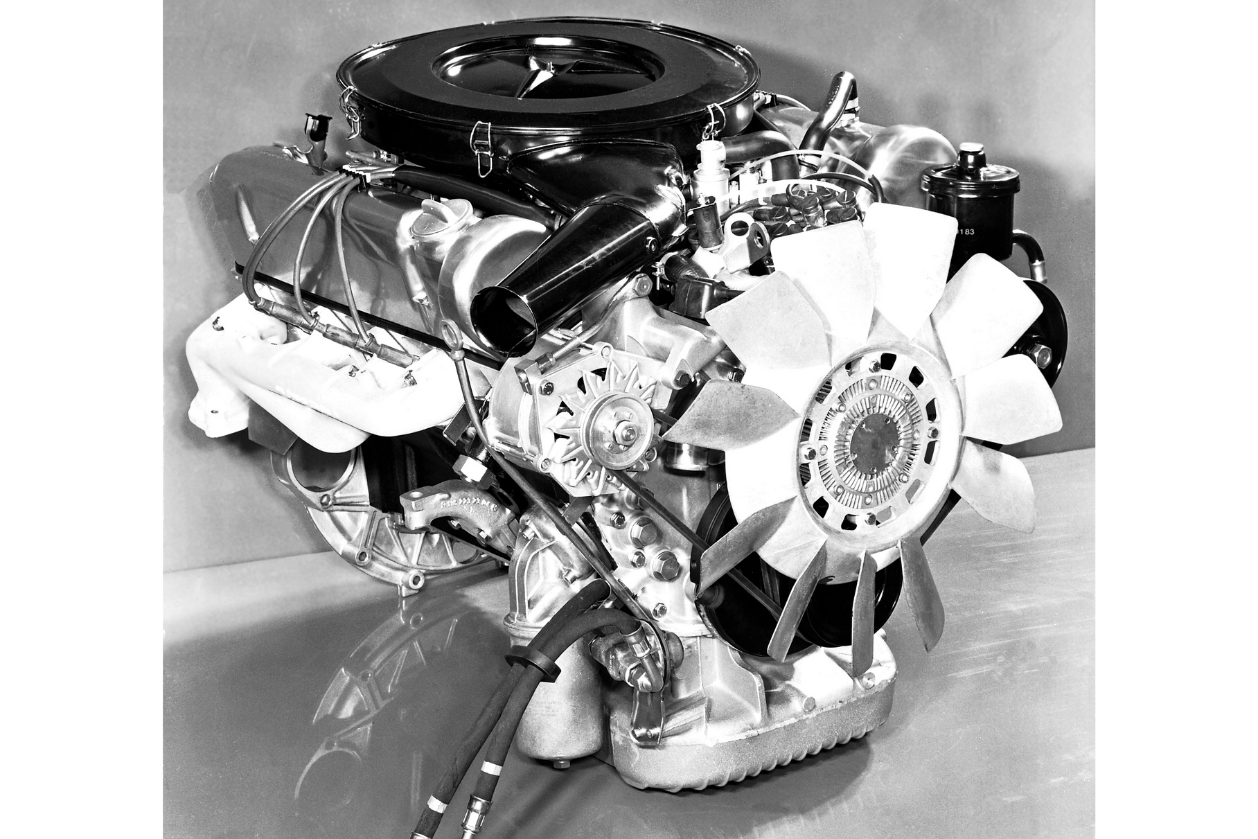 Двигатель M117 увеличенного до 4,5 литров объёма первоначально предназначался для рынка США. Ведь из-за строгих экологических норм машины для Америки отличались пониженной мощностью, а прибавка объёма позволяла отыграть потери.