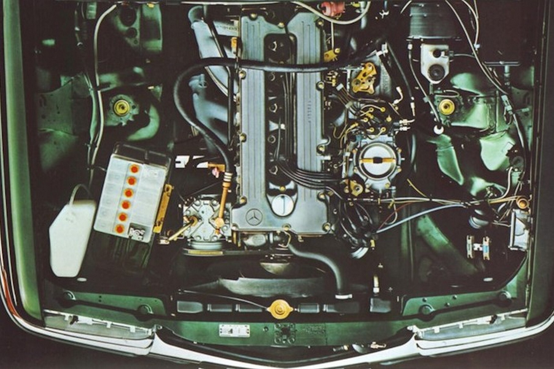 Mercedes-Benz сохранял верность рядным «шестёркам» вплоть до 90-х годов. А уже в наше время вновь стал отказываться от моторов V6 в пользу классической схемы