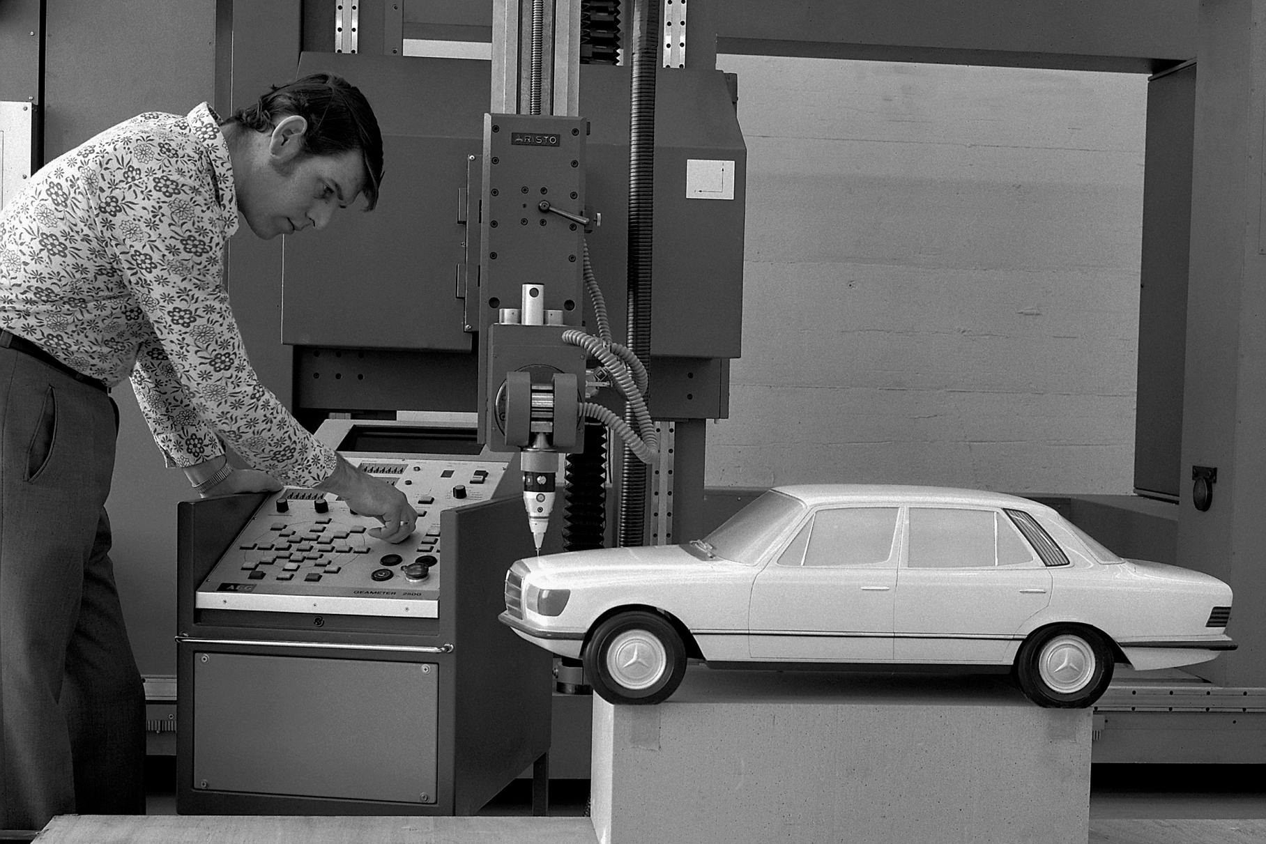 Очень интересный снимок, сделанный в техническом центре Daimler-Benz в Зиндельфингене: макет в масштабе 1:5 обмеряют в специальной машине, чтобы создать цифровую модель поверхности. Всё происходит в 1968 или в начале 1969 года.