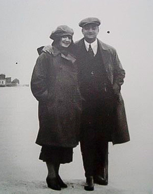 Одна из редких фотографий, на которых Энцо изображен со своей официальной женой Лаурой, в девичестве Гарелло