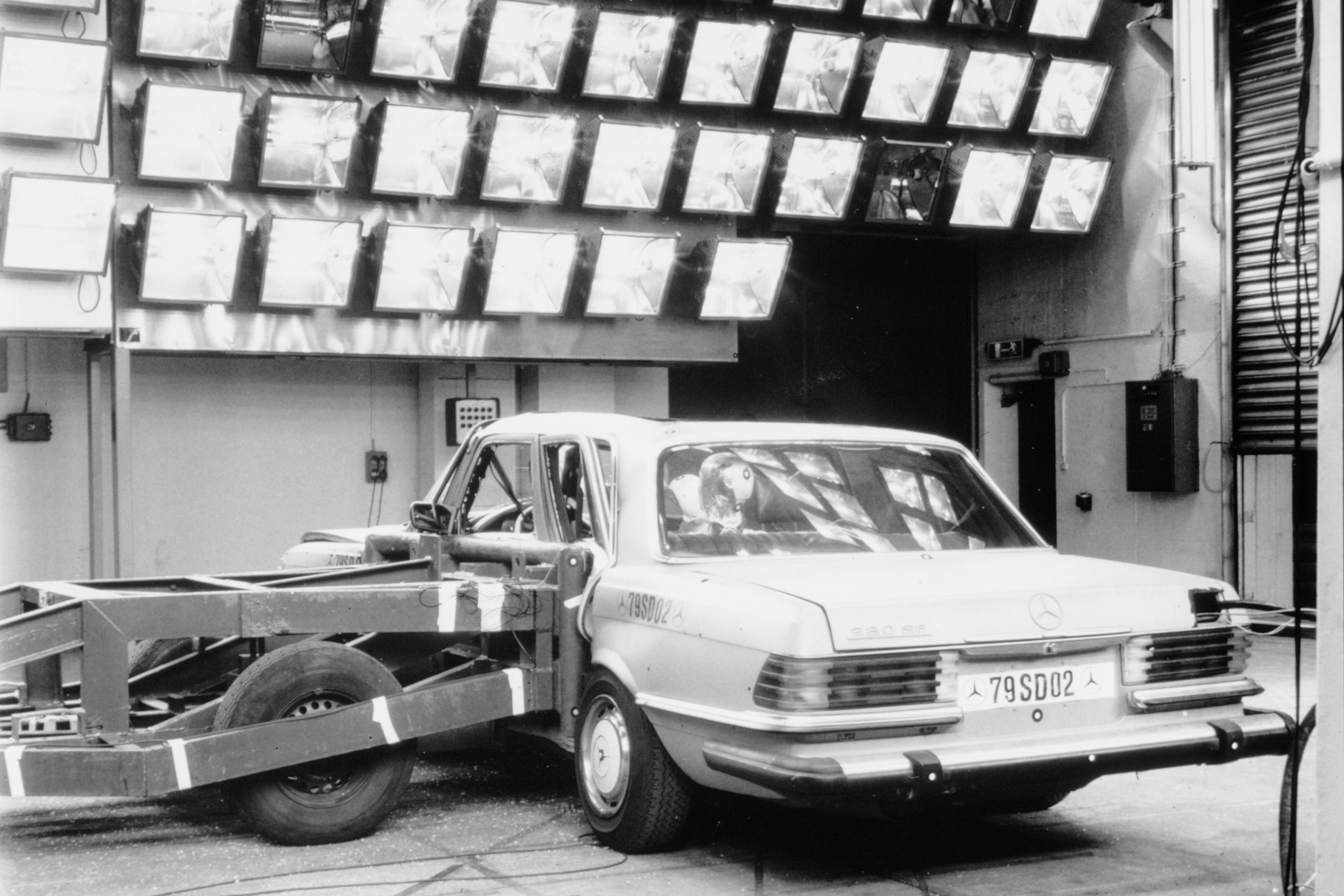 В семидесятые Mercedes вовсю экспериментировал с боковыми краш-тестами. Сейчас это стандартная процедура, но тогда этим мало кто занимался. Снимок датирован 1979 годом.