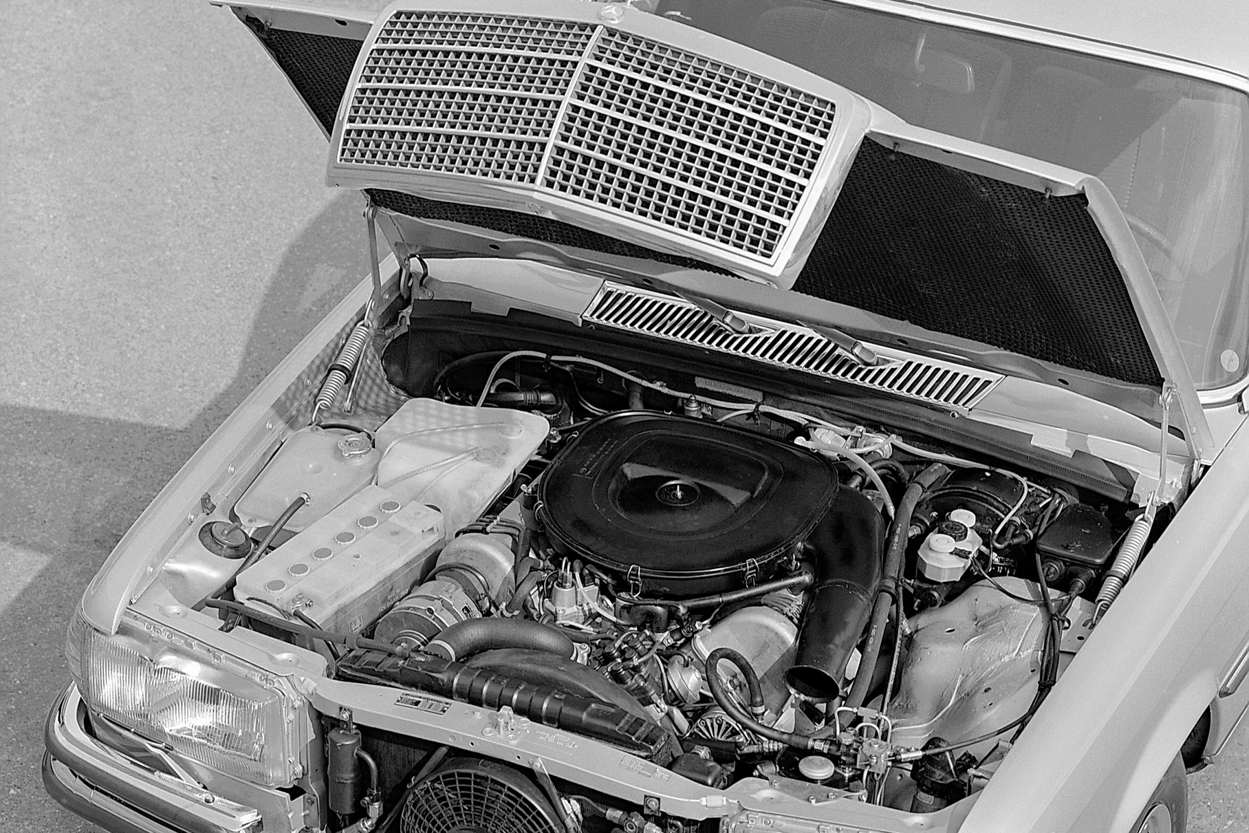 Чтобы уместить громадный двигатель под низкий капот нового седана, конструкторам пришлось применить систему смазки с сухим картером, как на гоночных моторах.