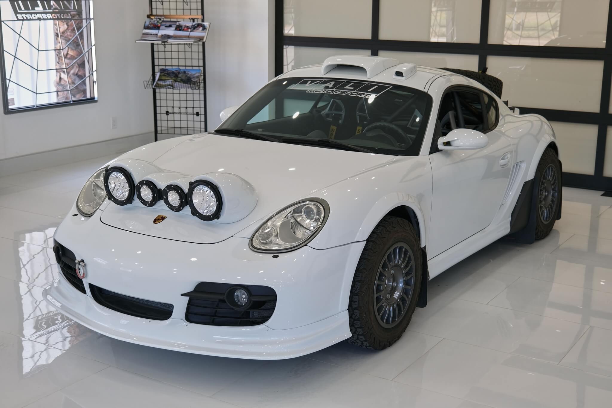 На аукцион выставили внедорожный Porsche Cayman S